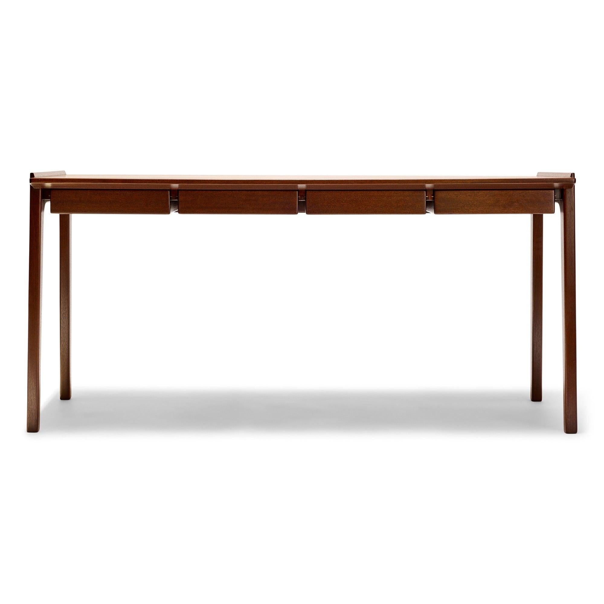 Una raffinata e minimalista scrivania rettangolare in mogano massiccio con quattro cassetti simmetrici fluttuanti e paralleli e una struttura architettonica con bordi rialzati che incorniciano la superficie di scrittura. disponibile anche in Teak?