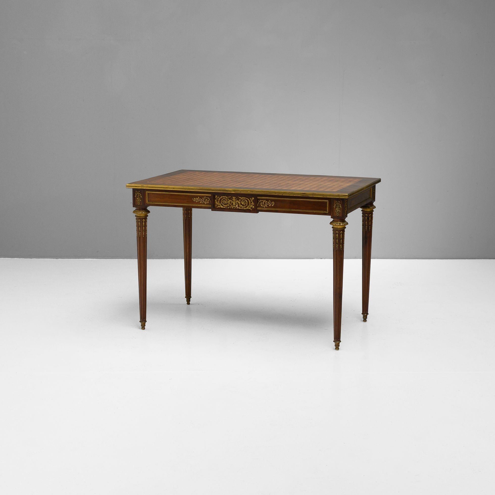 Buró francés de dos cajones con molduras de latón y encimera con incrustaciones de parquet.
Alrededor de 1900.
Alto 75 cm (alto 63 cm) x ancho 111 cm x fondo 66 cm
Ponte en contacto con nosotros para obtener un presupuesto exacto del envío.