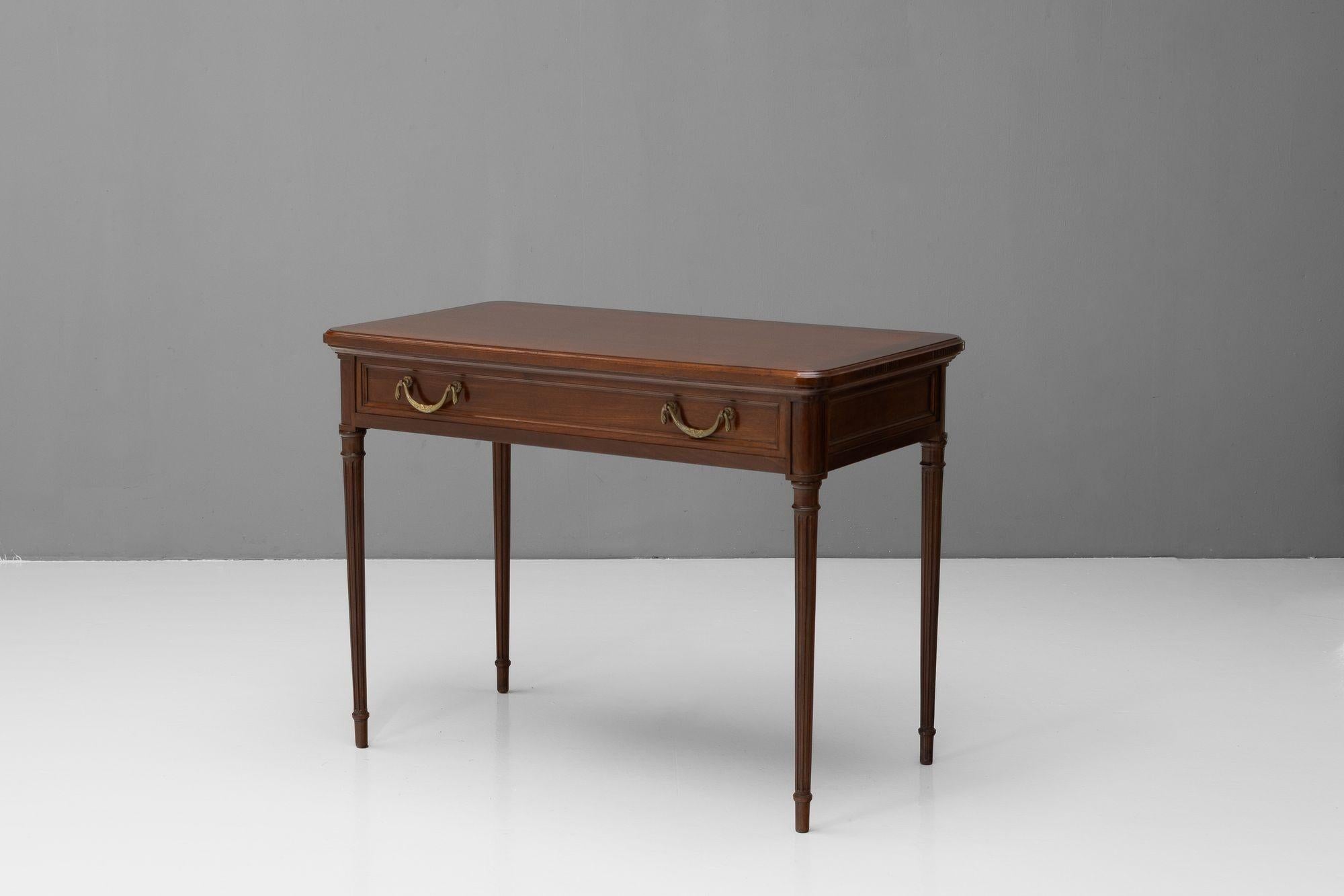 Single drawer French mahogany writing table. Circa 1900.

H 76cm (AH 58cm) x W 100cm x D 55cm