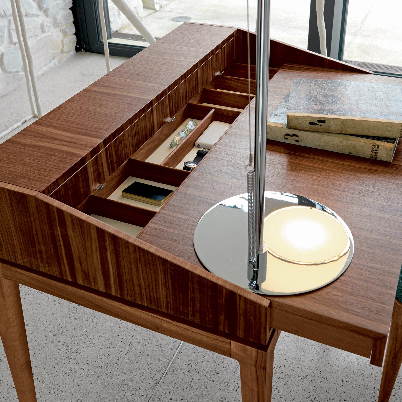 Schreibtisch aus Massivholz, Nussbaum in handgefertigter natürlicher Oberfläche, zeitgenössisch (Moderne) im Angebot
