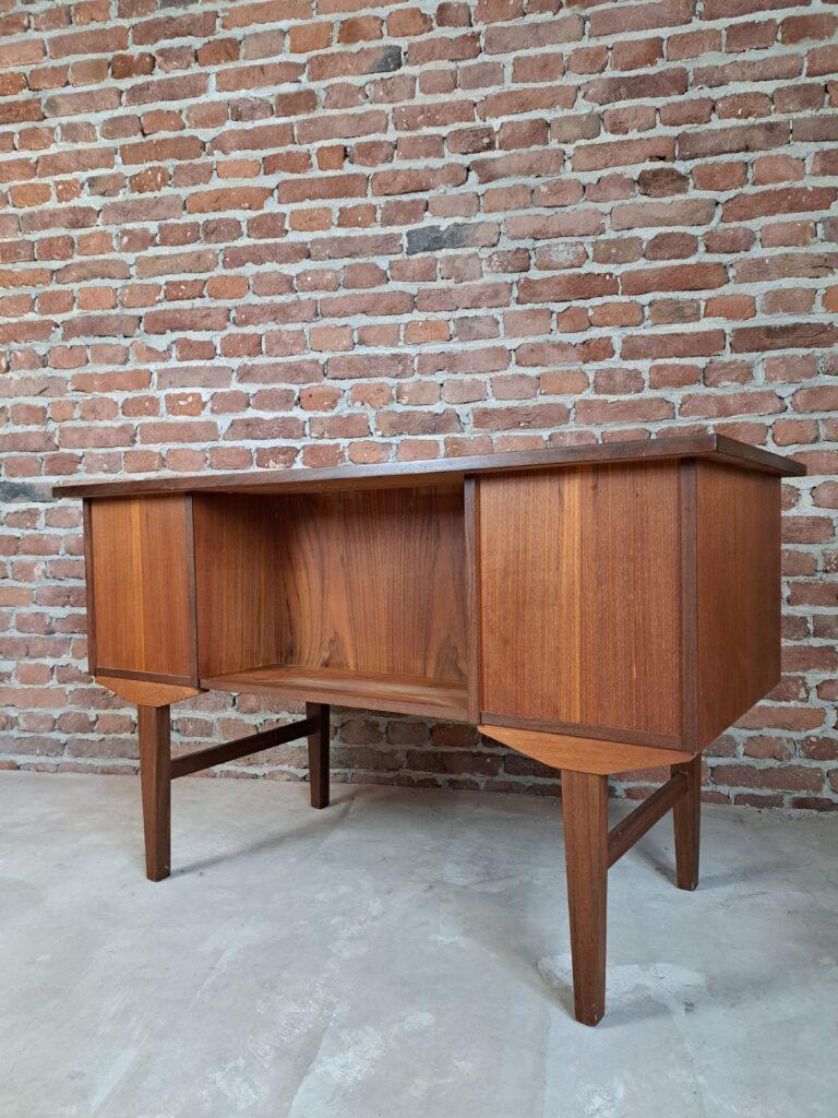 Scrivania in marrone, Danimarca, 1960
Lo scrittoio verrà consegnato perfettamente restaurato e rifinito con oli e cere naturali.

Informazioni aggiuntive:
Paese di produzione - Danimarca
Periodo di progettazione - 1960
Periodo di produzione -