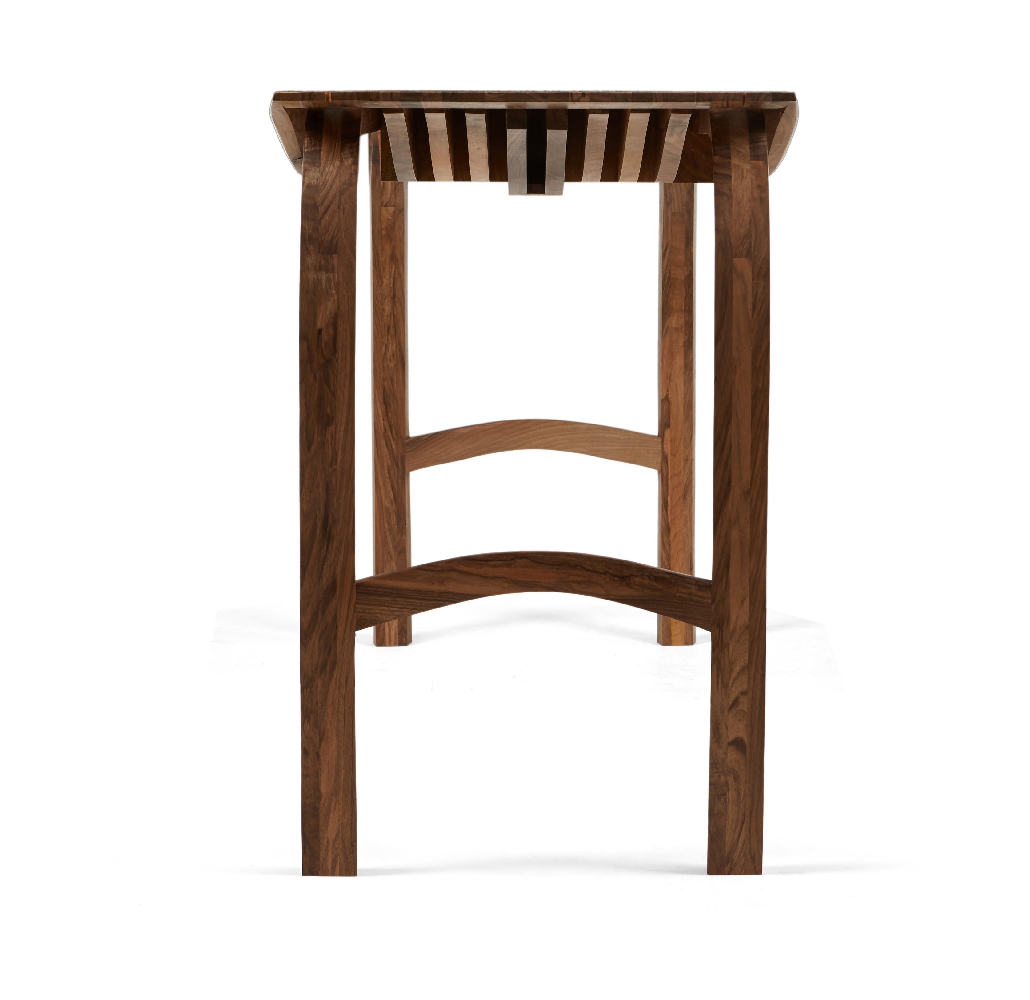 Schreibtisch aus massivem englischem Nussbaumholz, Design Nr. 5, von Jonathan Field im Angebot 6