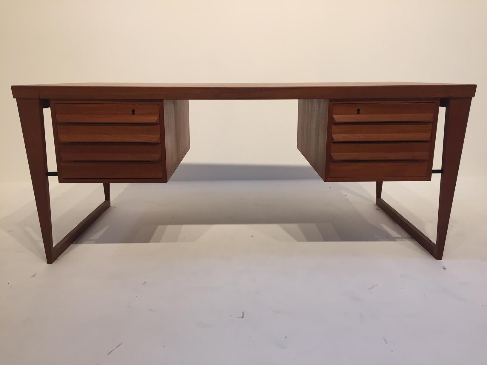 Schreibtisch Modell 70 - Dänemark Design.
Das Teakholz ist gut erhalten und hat eine schöne warme Farbe.