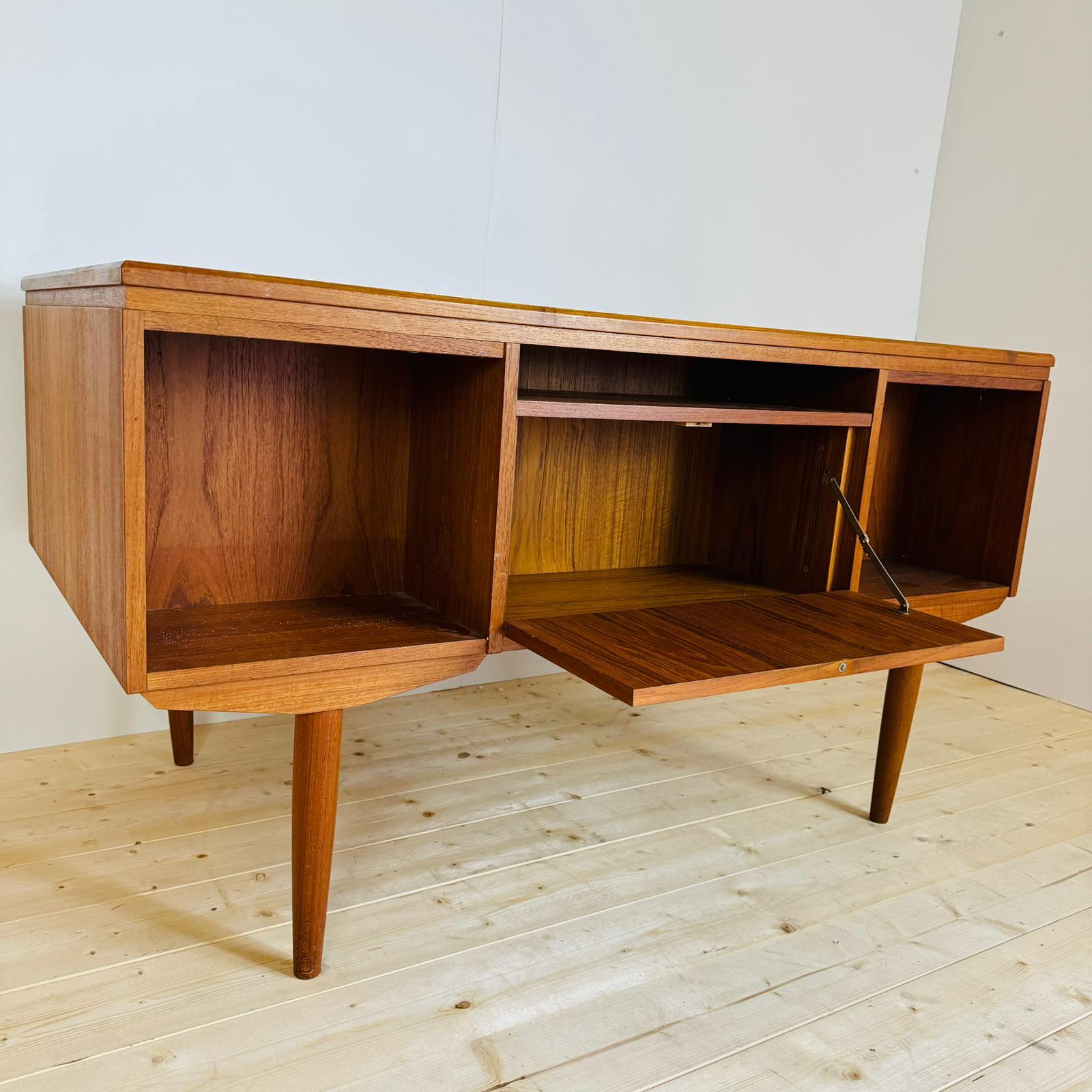 Writing desk in teak, Denmark 1960 For Sale 3