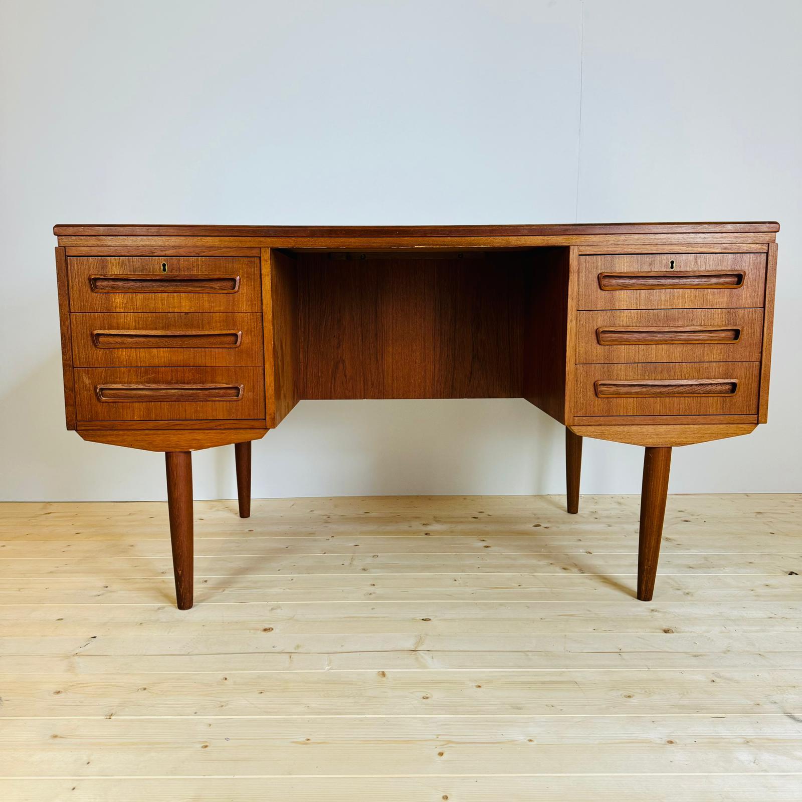 Mid-Century Modern Writing desk in teak, Denmark 1960 For Sale