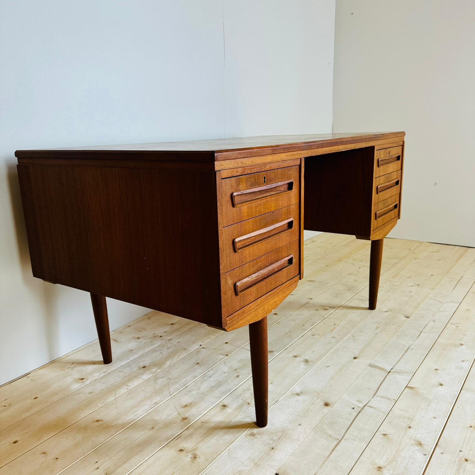 Veneer Writing desk in teak, Denmark 1960 For Sale