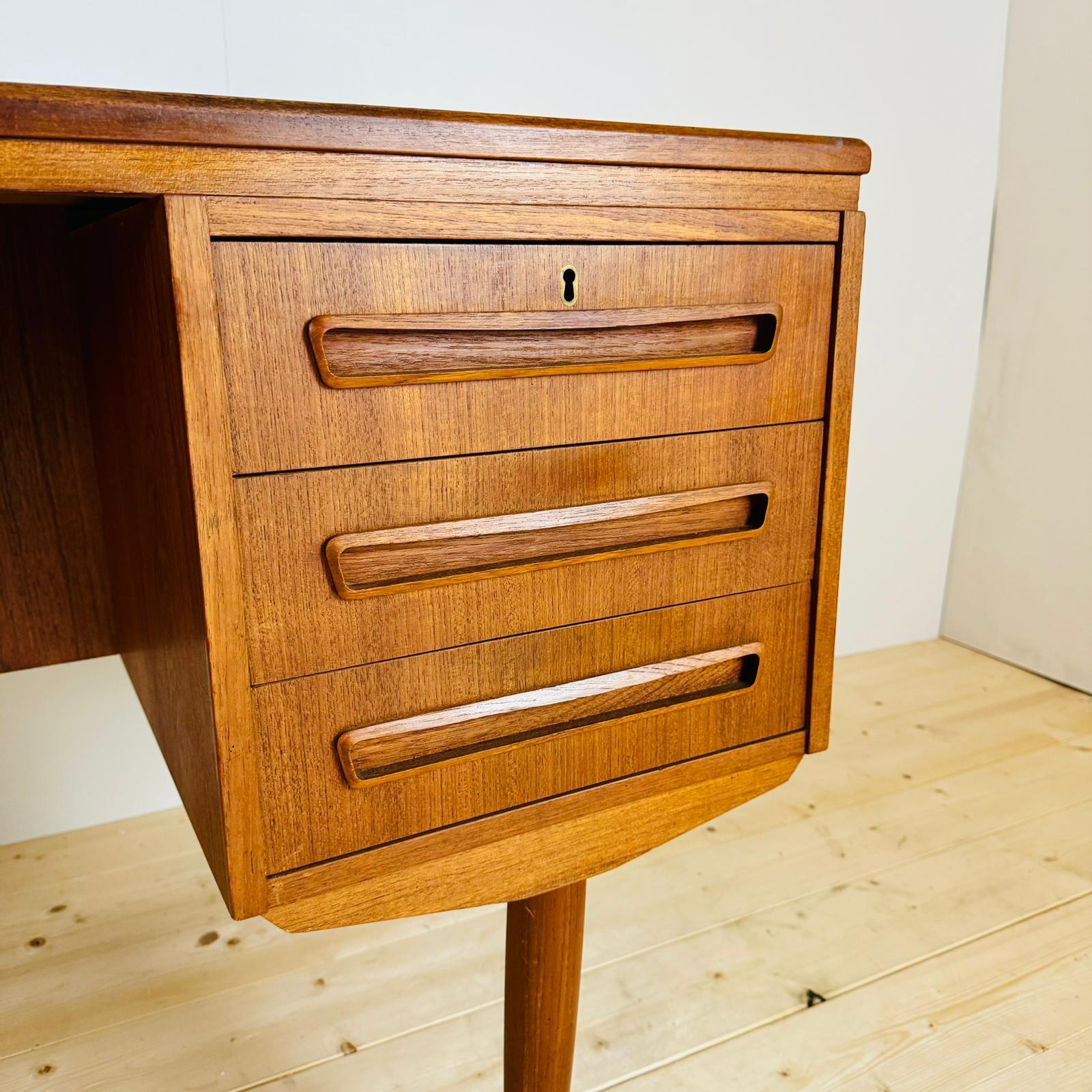 Writing desk in teak, Denmark 1960 In Good Condition For Sale In Torino, IT