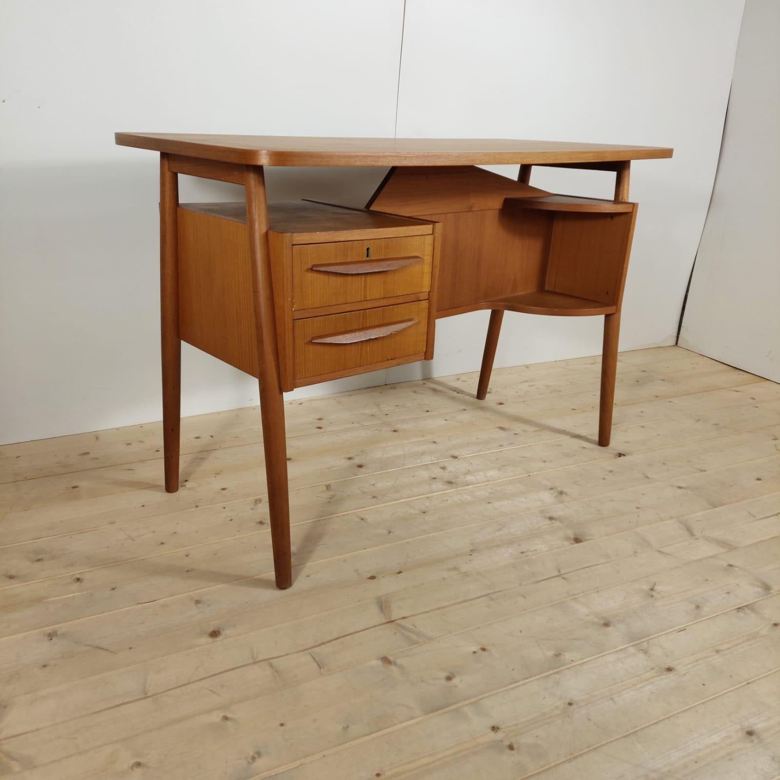 Writing desk in teak, Gunnar Nielsen for Tibergaard, Denmark 1960 In Good Condition For Sale In Torino, IT