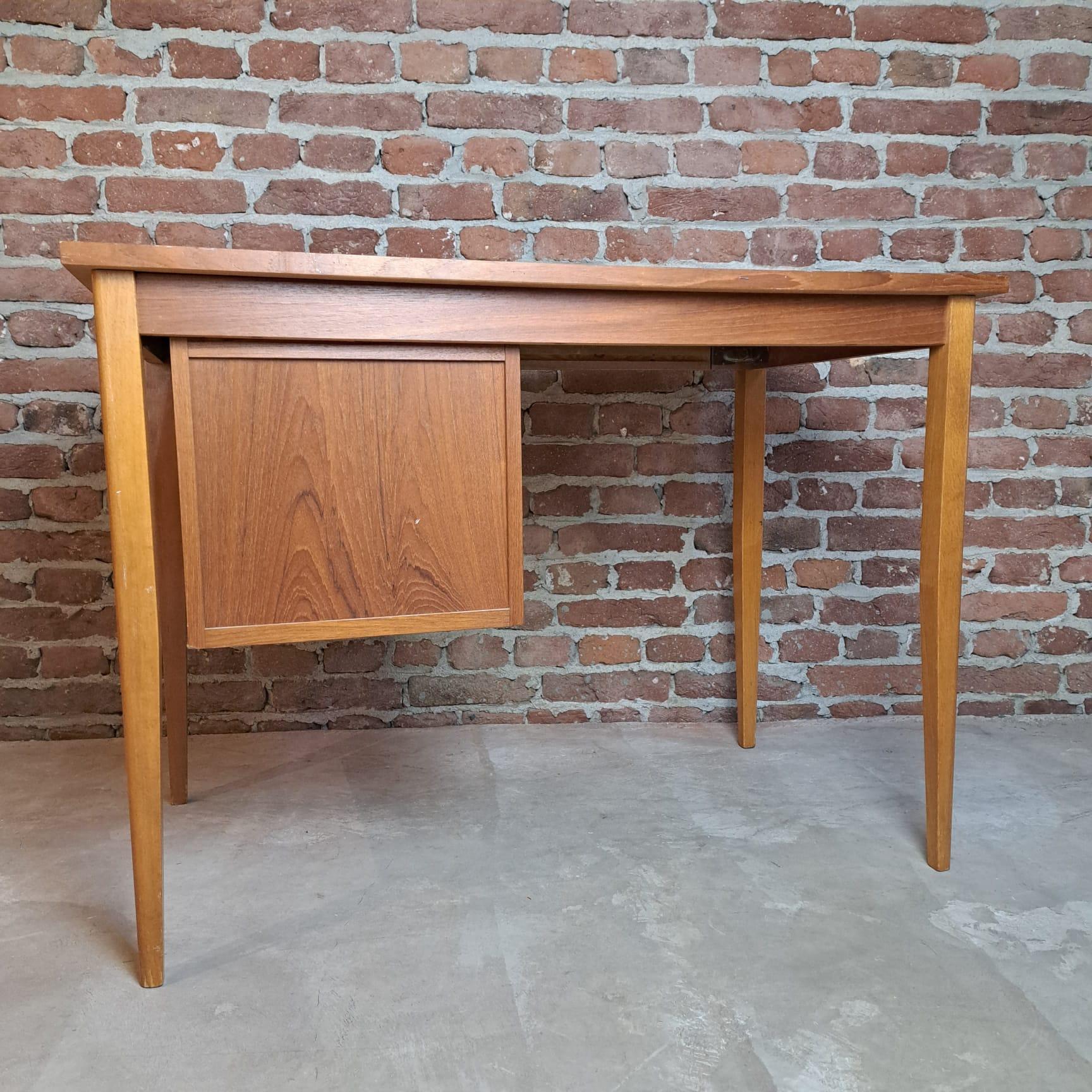 Writing Desk in Teak Wood, Denmark, 1960

Additional information:
Country of Manufacture – Denmark
Design Period – 1960
Production Period – 1960
Style – Midcentury / Danish design
Material – Teak wood
Color – Light brown
Dimensions – 100 x 73 x 60
