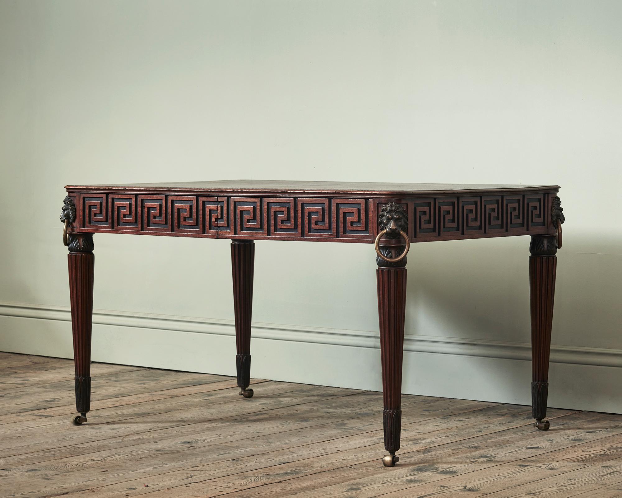 Una scrivania della fine del XIX secolo, in stile Regency

Con piano in pelle rossa marocchina lavorata a mano e rivestita, fregio a chiave greca modificata profondamente incastonato, cassetti a filo, con montature angolari a forma di maschera di