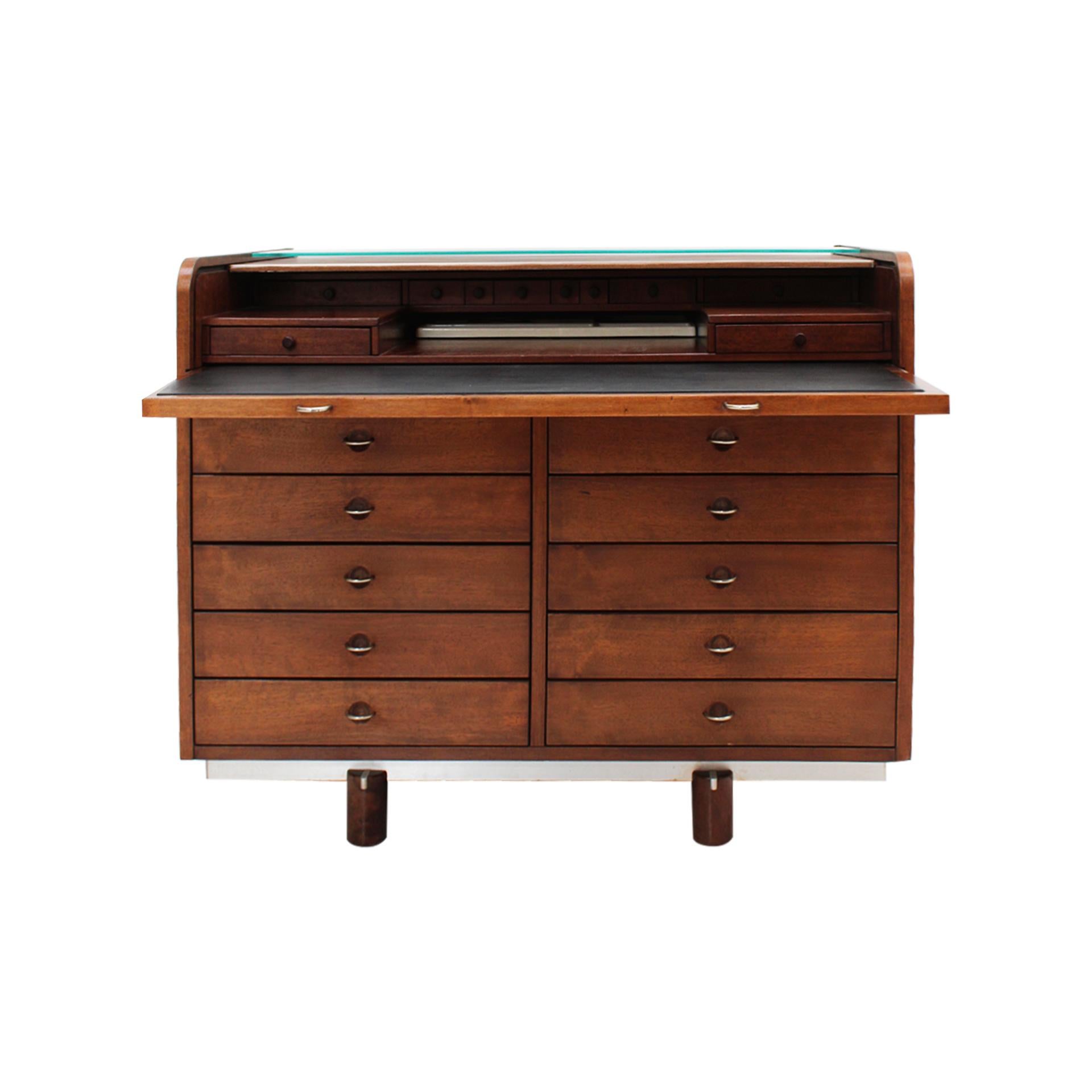 Eleganter Rollschreibtisch, Modell 804, entworfen von Gianfranco Frattini für Bernini im Jahr 1963. Gefertigt aus edlem Holz, mit lederbezogener Schreibfläche. Das Möbelstück verfügt über zehn Schubladen im unteren Bereich, die alle mit vernickelten
