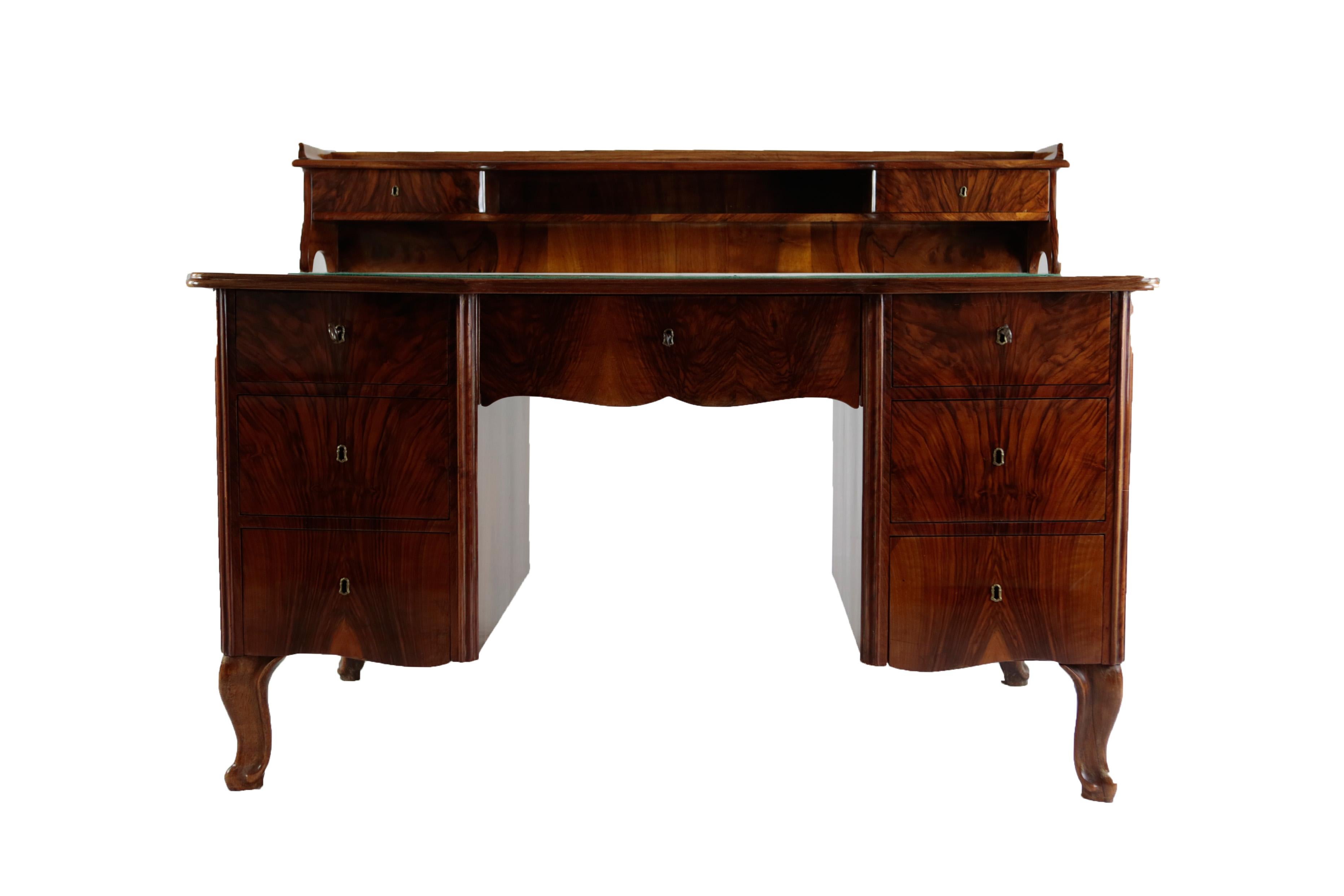 Mid-19th century writing desk in Nutwood and Nutroot Venner with felt inlay on the writing surface.
The desk is even on the back beautifully veneered, so you can leave it freely in the room.
One middle drawer and three drawers each on the right