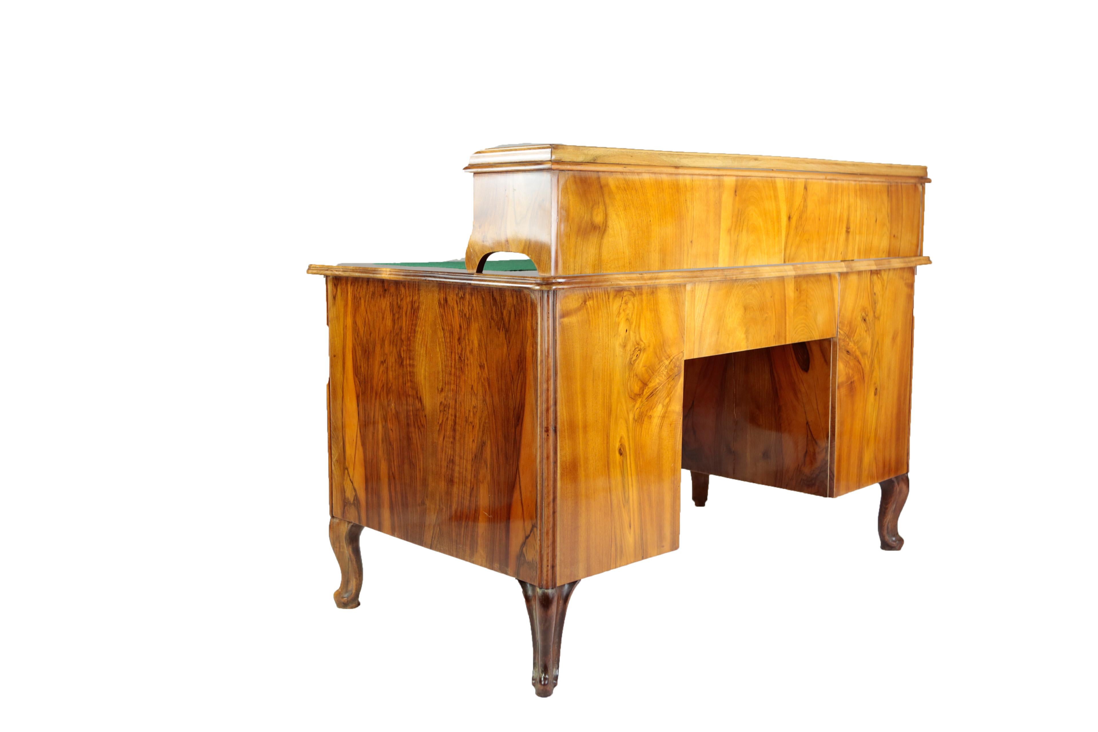 Writing Desk, Nutwood and Nutroot Veneer, 19th Century, circa 1850-1860 For Sale 1