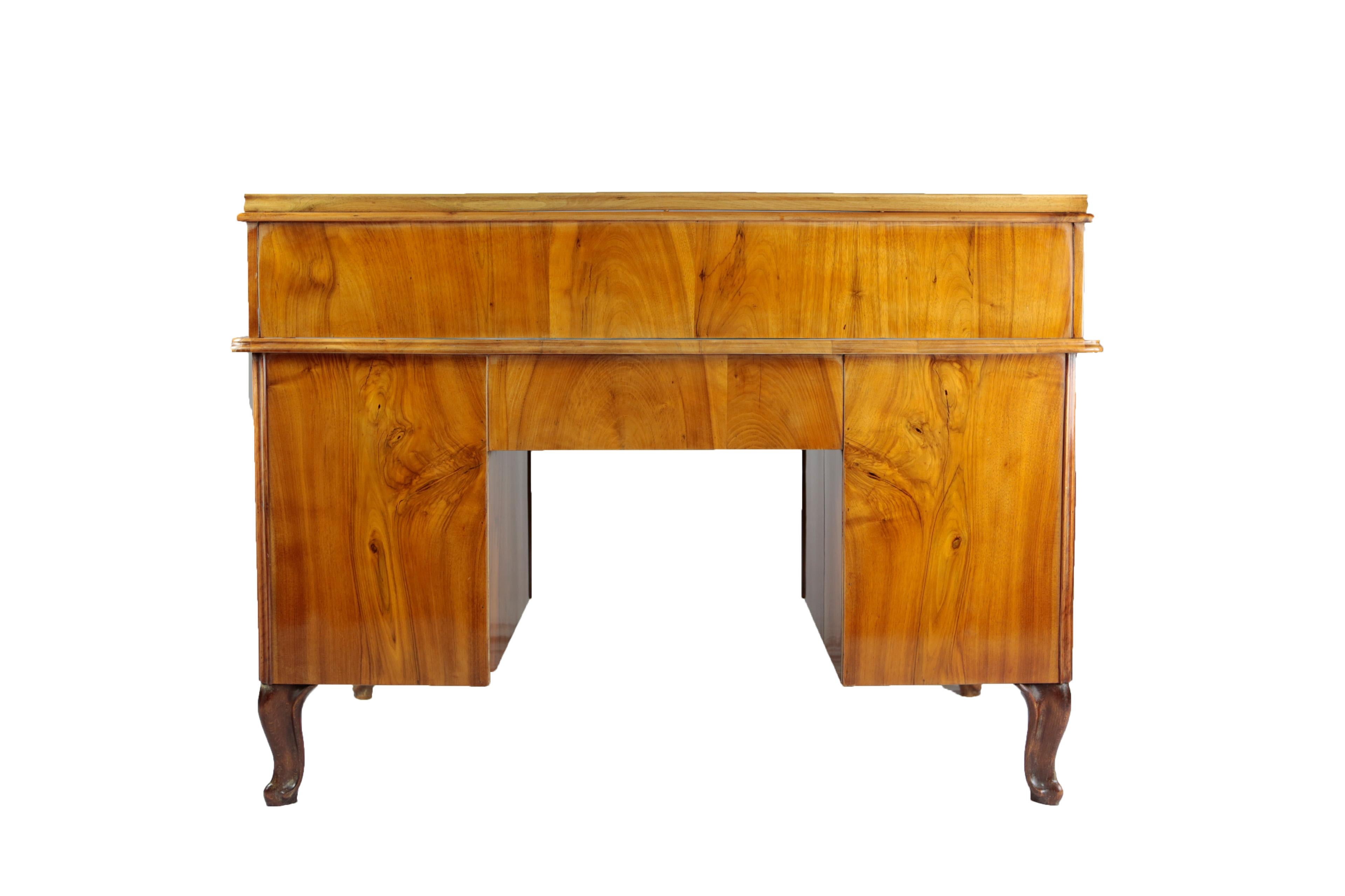 Writing Desk, Nutwood and Nutroot Veneer, 19th Century, circa 1850-1860 For Sale 2