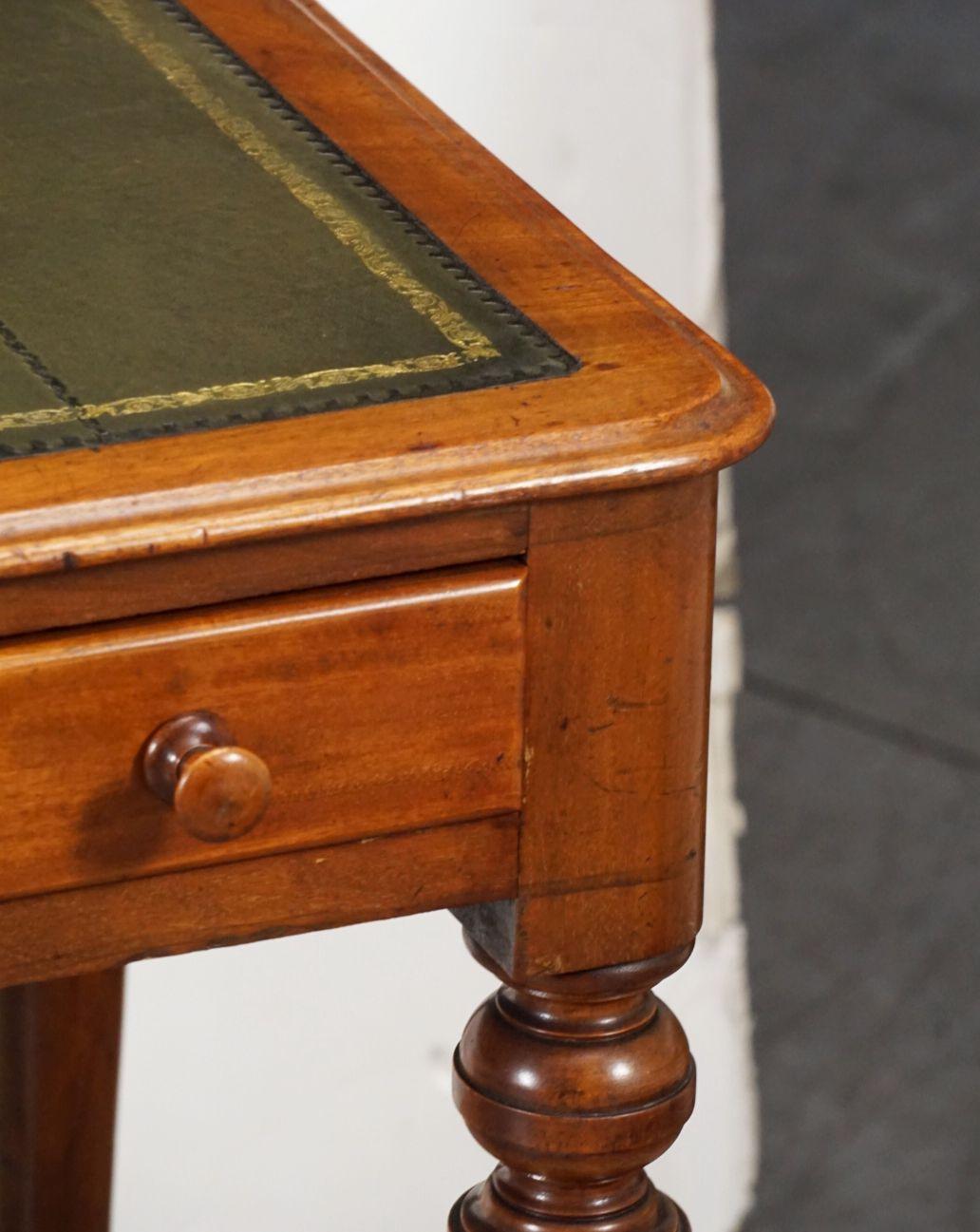 Bureau ou table à écrire en acajou avec plateau en cuir d'Angleterre en vente 3