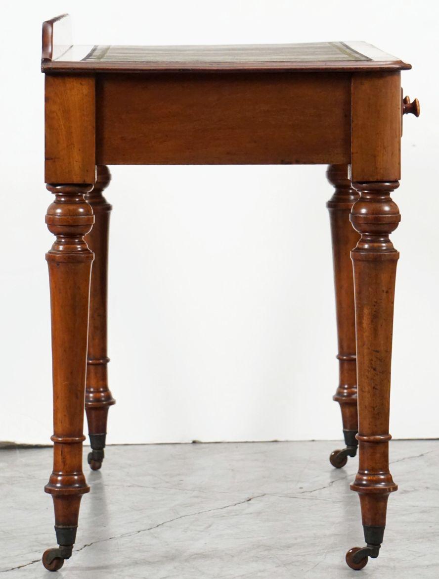 Bureau ou table à écrire en acajou avec plateau en cuir d'Angleterre en vente 4