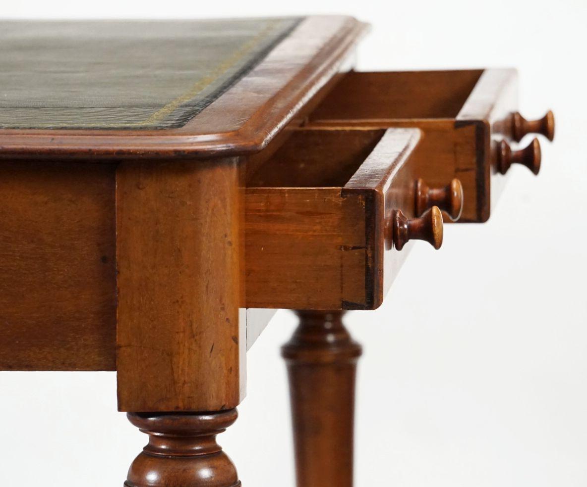 Bureau ou table à écrire en acajou avec plateau en cuir d'Angleterre en vente 6