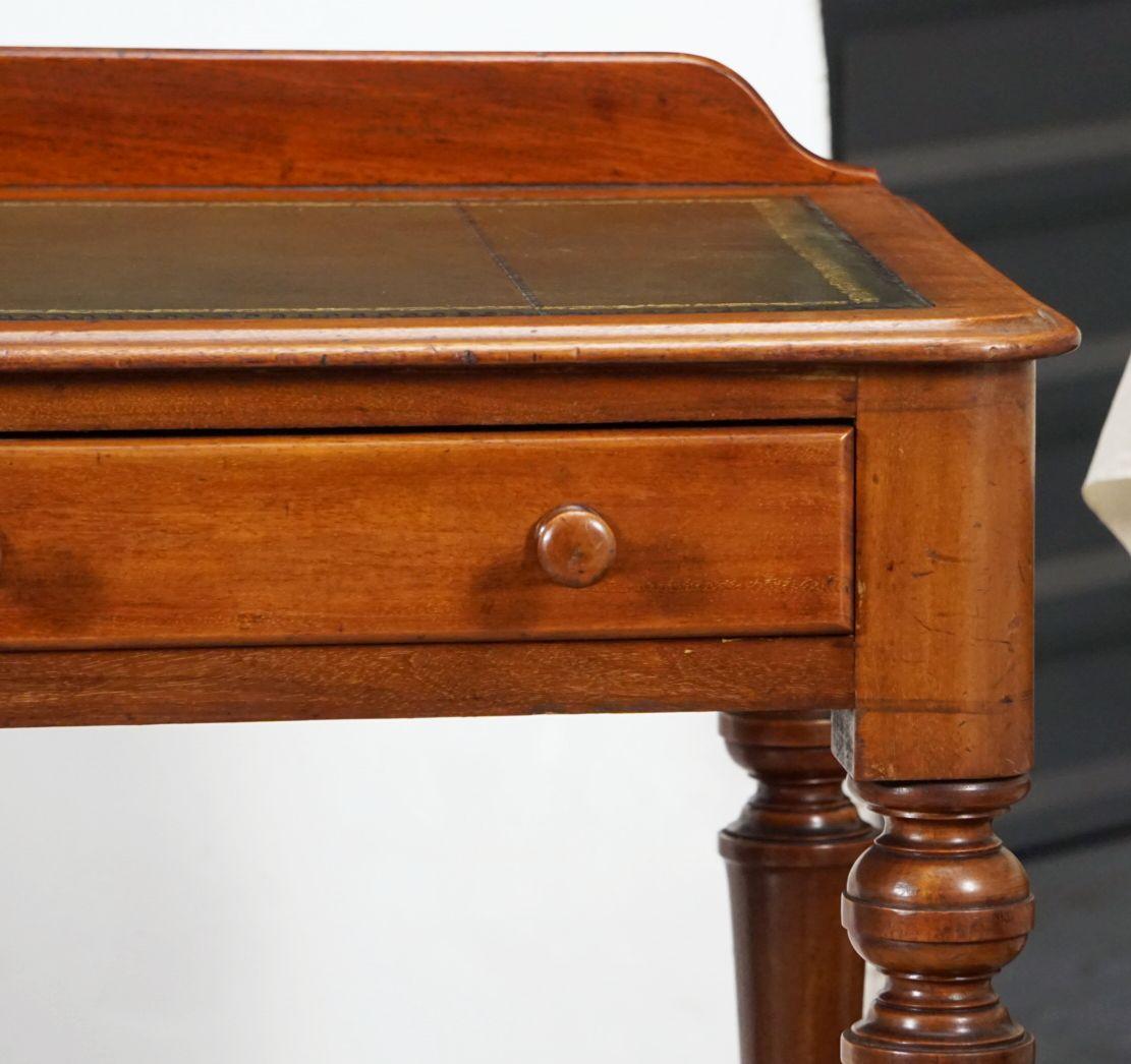 XIXe siècle Bureau ou table à écrire en acajou avec plateau en cuir d'Angleterre en vente