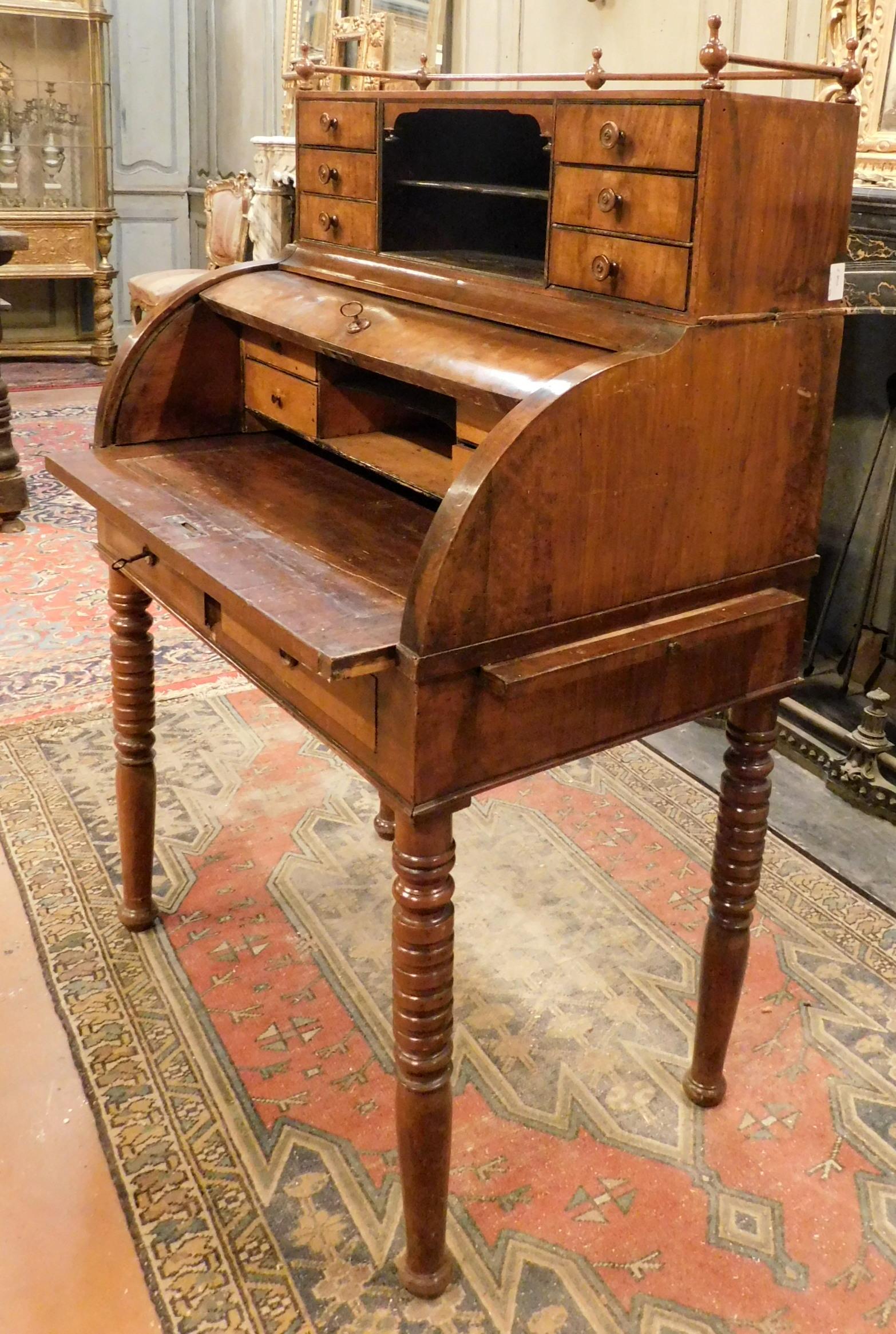 Schreibtisch aus Nussbaumholz mit Schubladen und ausziehbaren Regalen, Italien, 19. Jahrhundert (Italienisch) im Angebot