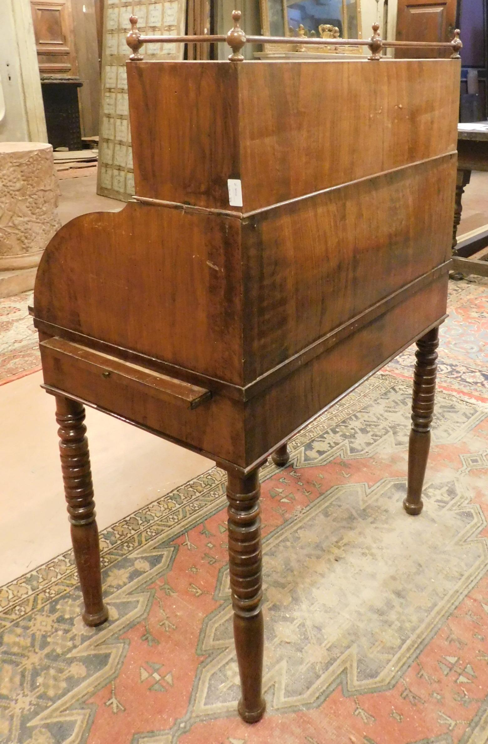 Schreibtisch aus Nussbaumholz mit Schubladen und ausziehbaren Regalen, Italien, 19. Jahrhundert (Handgeschnitzt) im Angebot