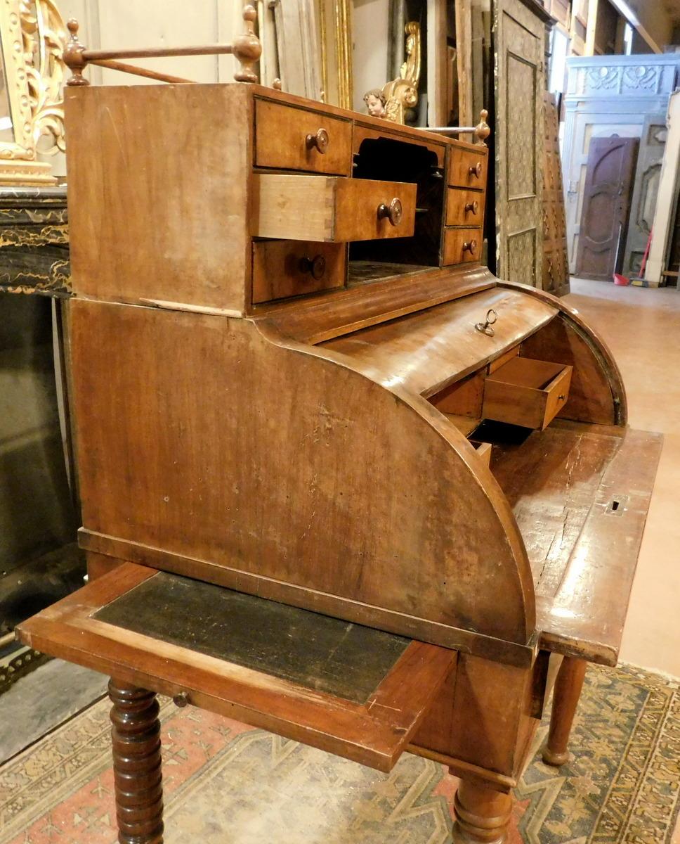 Schreibtisch aus Nussbaumholz mit Schubladen und ausziehbaren Regalen, Italien, 19. Jahrhundert im Angebot 3