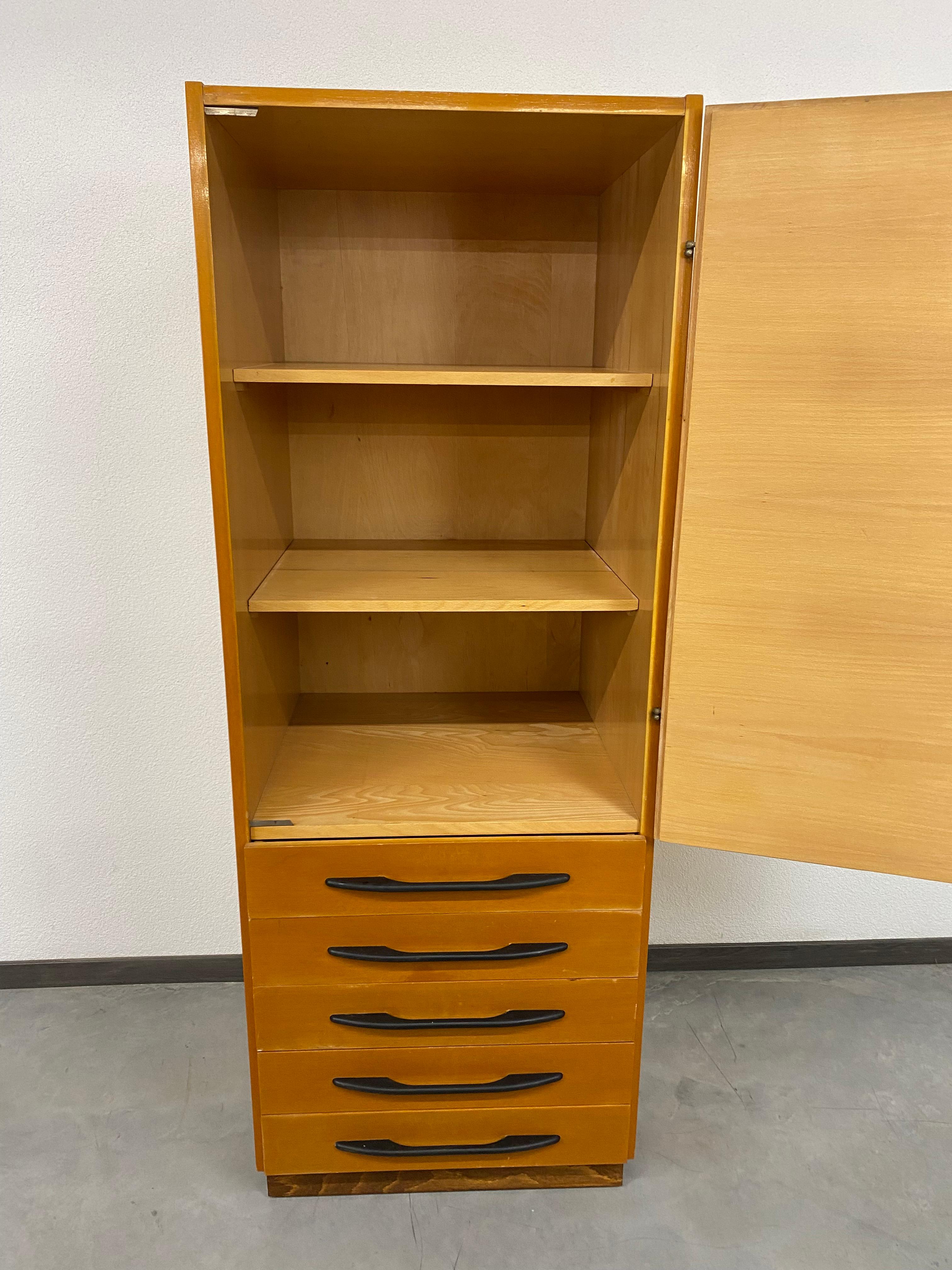 Bureau avec armoire par Mojmír Požár pour UP Závody Bučovice en vente 4