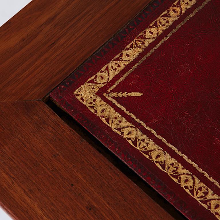 Schreibtisch mit rotem Lederschreibbrett, einer Schublade und Regalen (Regency) im Angebot