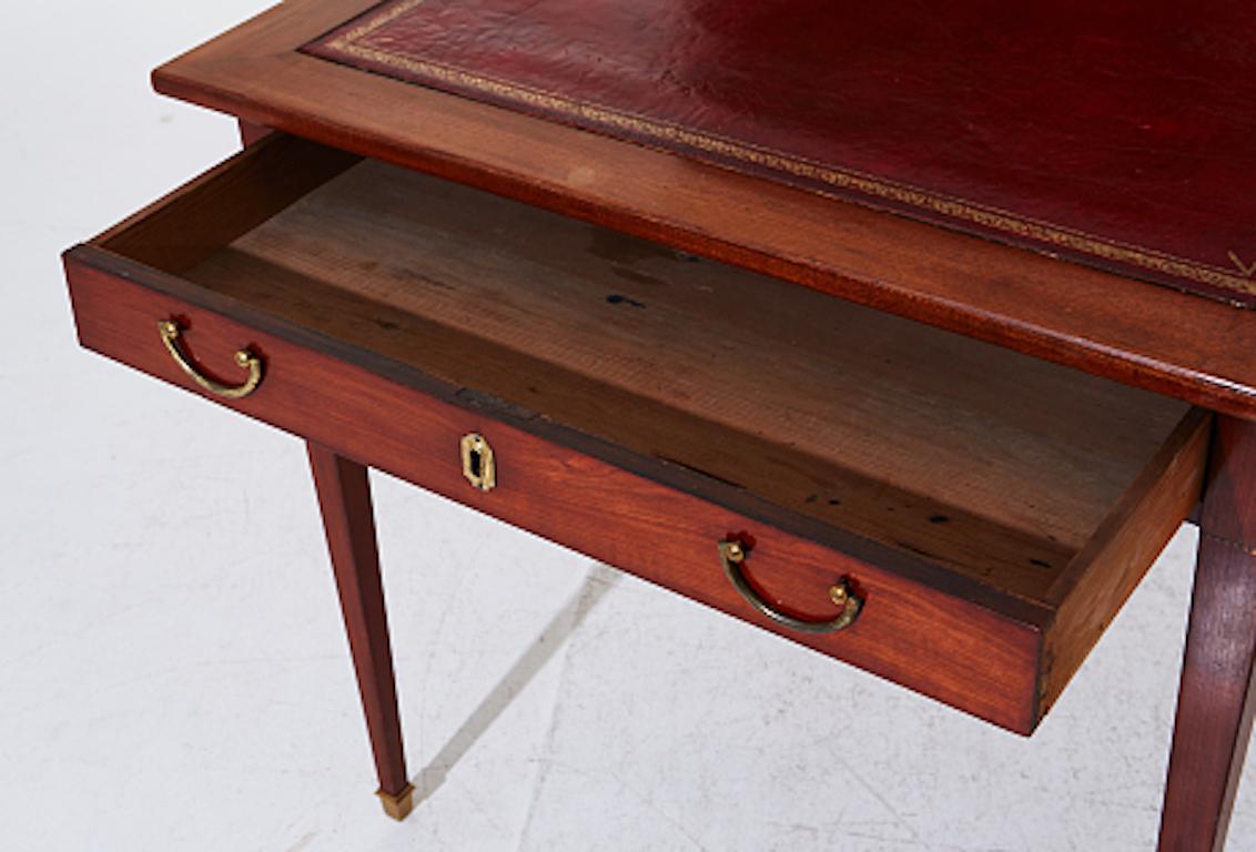 Schreibtisch mit rotem Lederschreibbrett, einer Schublade und Regalen (Europäisch) im Angebot