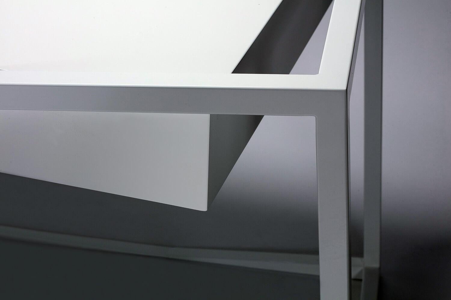 Moderner Schreibtisch für das Heimbüro Weiß lackiert, gebürsteter Edelstahl im Angebot 1