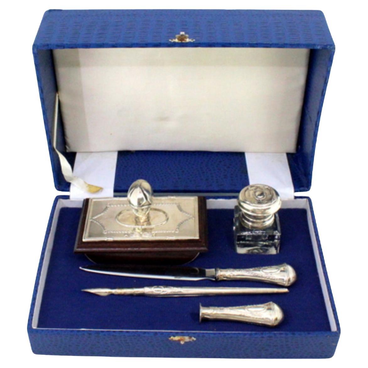 Schreibset mit Löschblatt, Tintenfass, Öffner, Siegel, Feder und Originaletui im Angebot