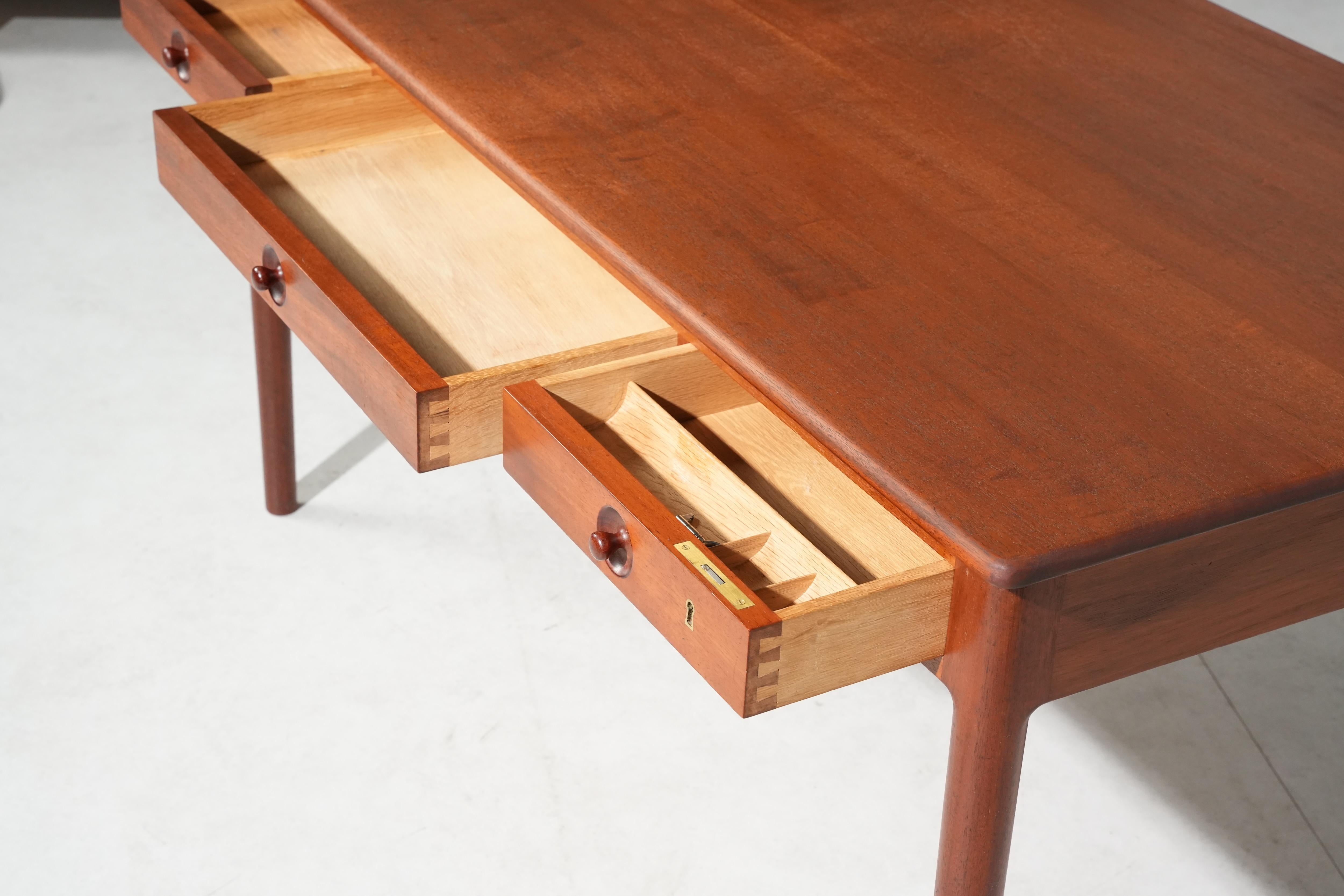 Writing Table Desk in Teak PP 305 by Hans J. Wegner for PP Møbler, Denmark 1960s For Sale 8