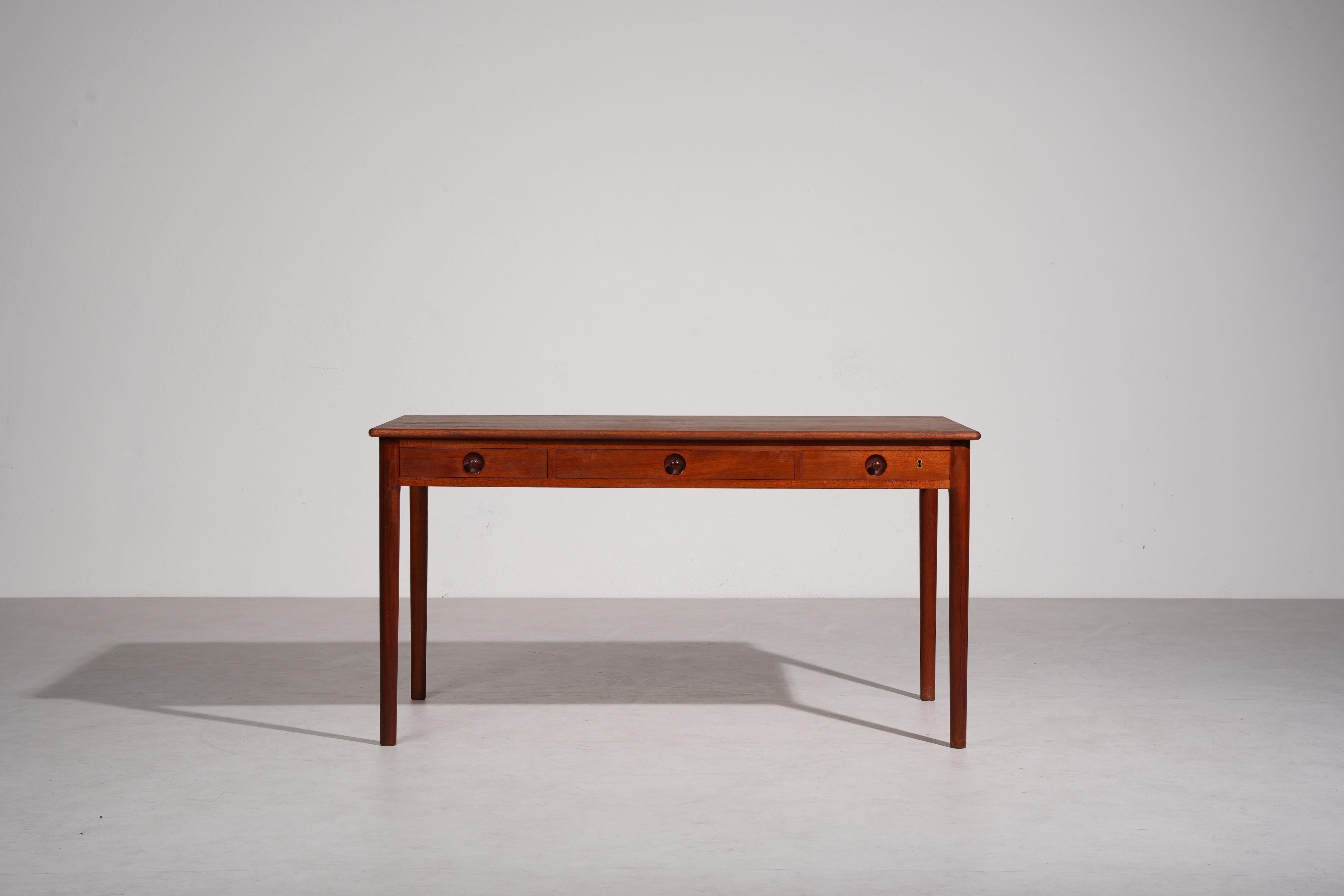 Hans J. Wegner – Writing Desk, produced by PP Møbler, Denmark, Teak

Exceptional writing desk designed by Hans J. Wegner and crafted by PP Møbler in Denmark. This piece perfectly embodies Wegner’s philosophy of combining form, function, and