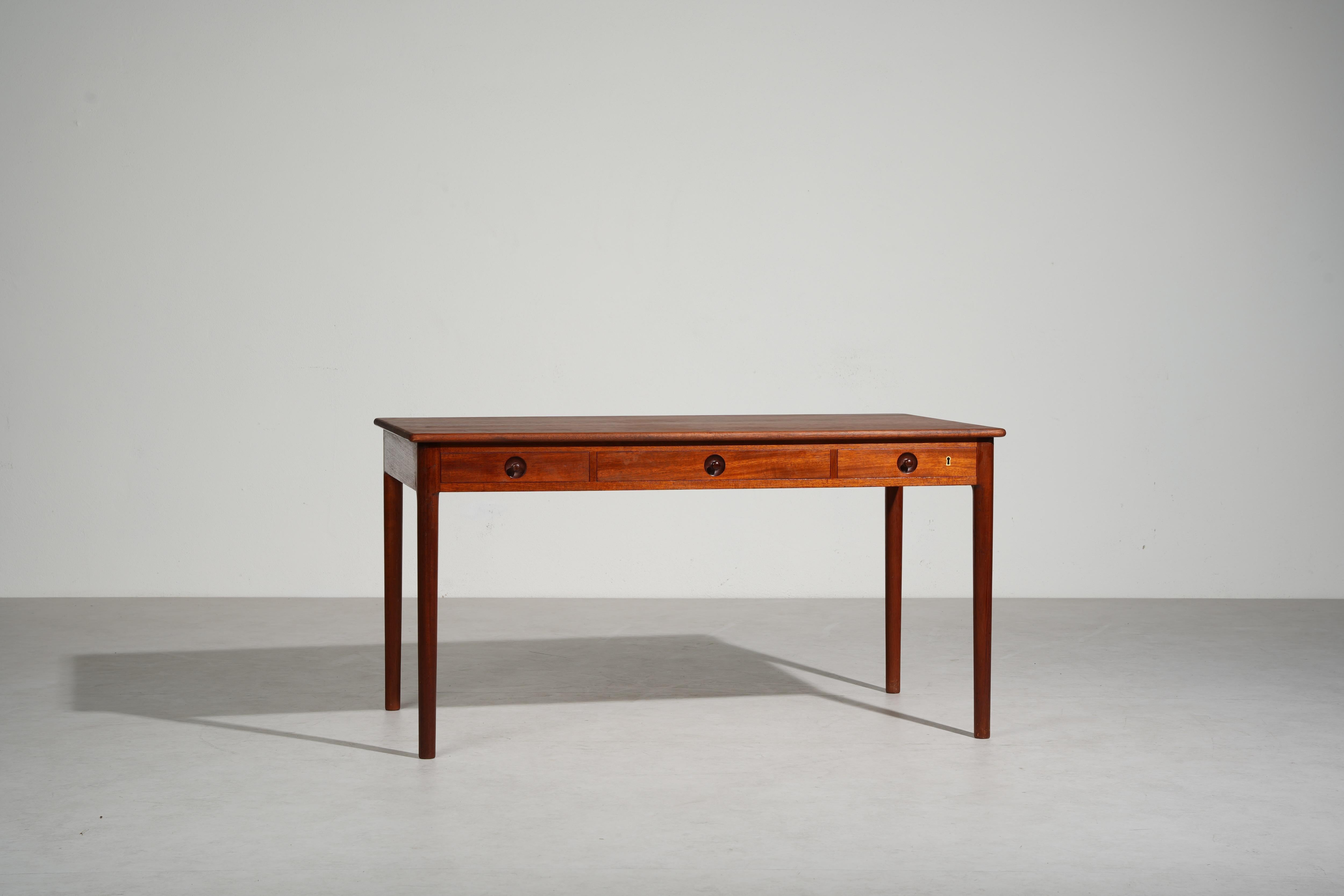Writing Table Desk in Teak PP 305 by Hans J. Wegner for PP Møbler, Denmark 1960s In Excellent Condition For Sale In Berlin, DE