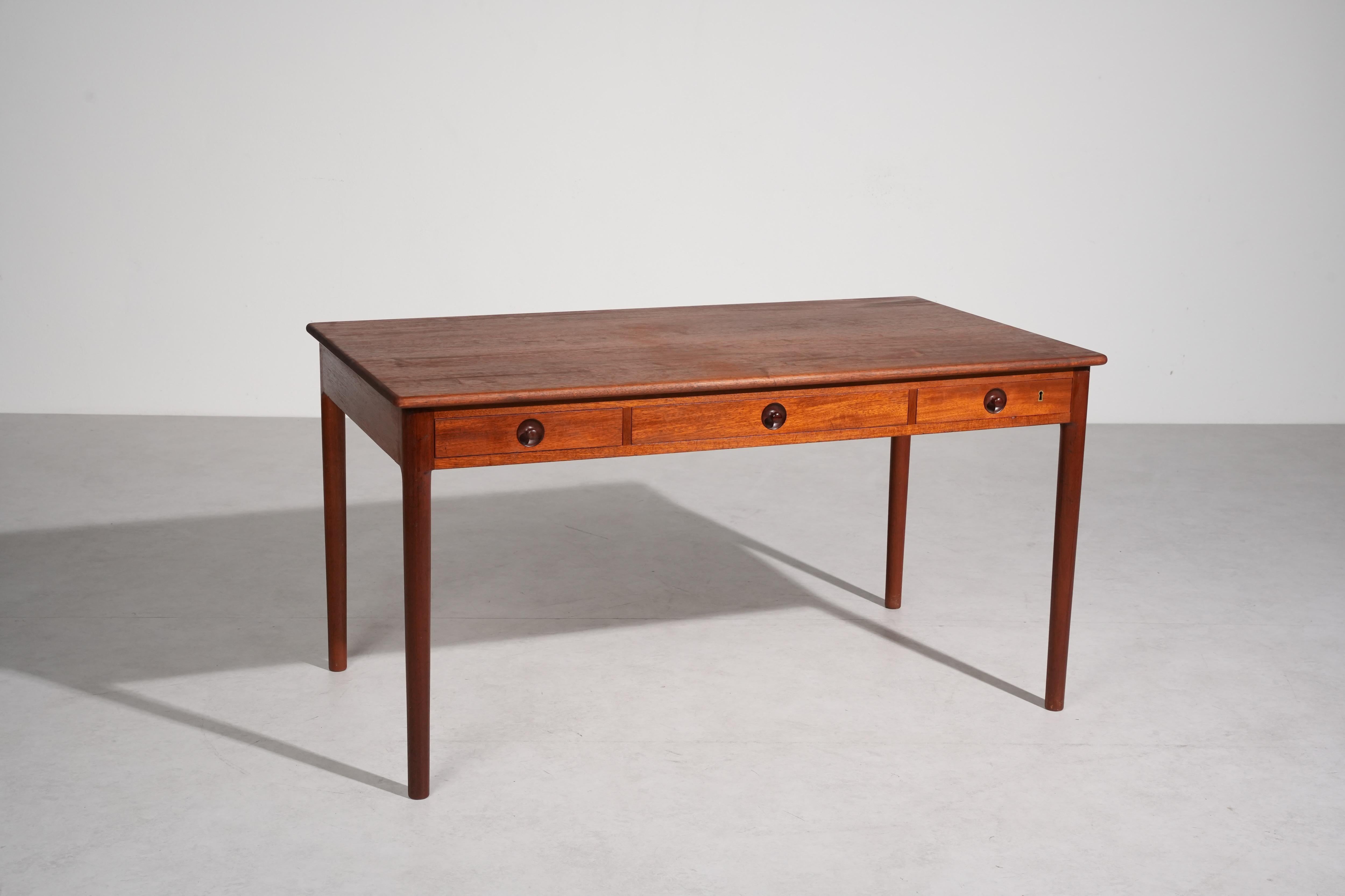 Writing Table Desk in Teak PP 305 by Hans J. Wegner for PP Møbler, Denmark 1960s For Sale 1