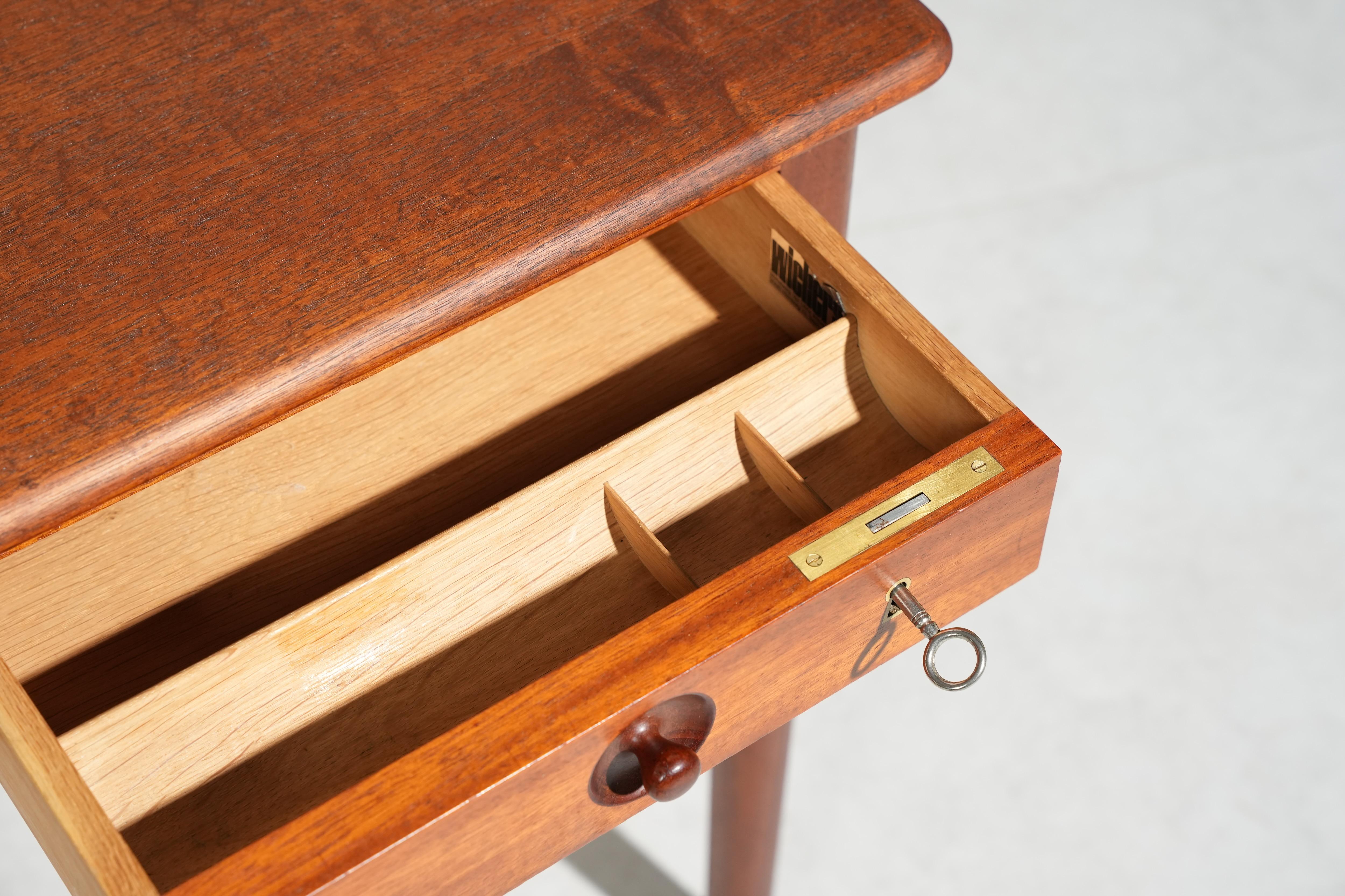 Writing Table Desk in Teak PP 305 by Hans J. Wegner for PP Møbler, Denmark 1960s For Sale 4