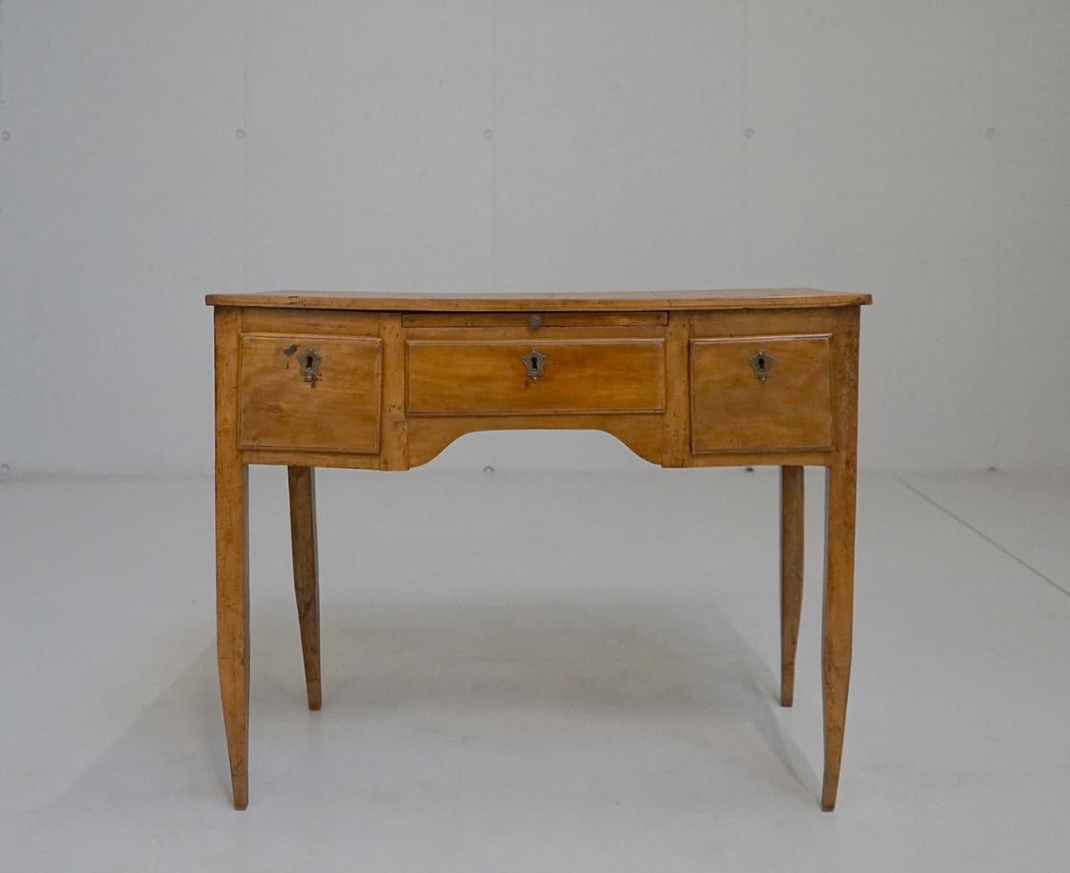 Second half XVIII sec. Writing table in solid walnut Louis XVI (late 1700) double sided. Rectangular top under which, on a molded band, three drawers and a pull are inserted. The structure is supported by spiked legs. 
The desk has been disinfected