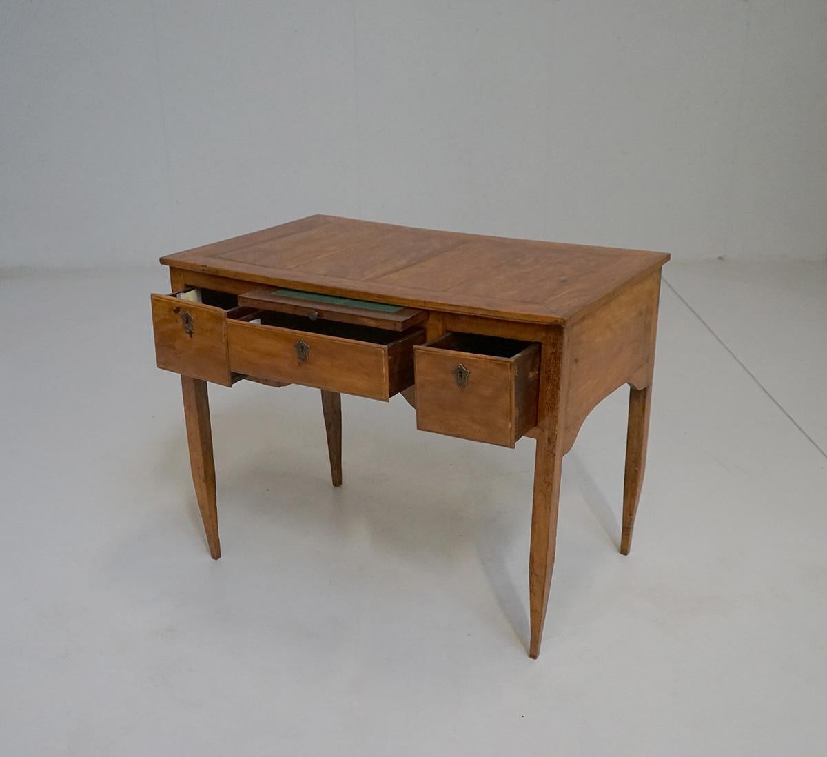 Mesa de escritorio, Escritorio Luis XVI Finales de 1700 en Bueno estado para la venta en Roveredo In Piano, IT