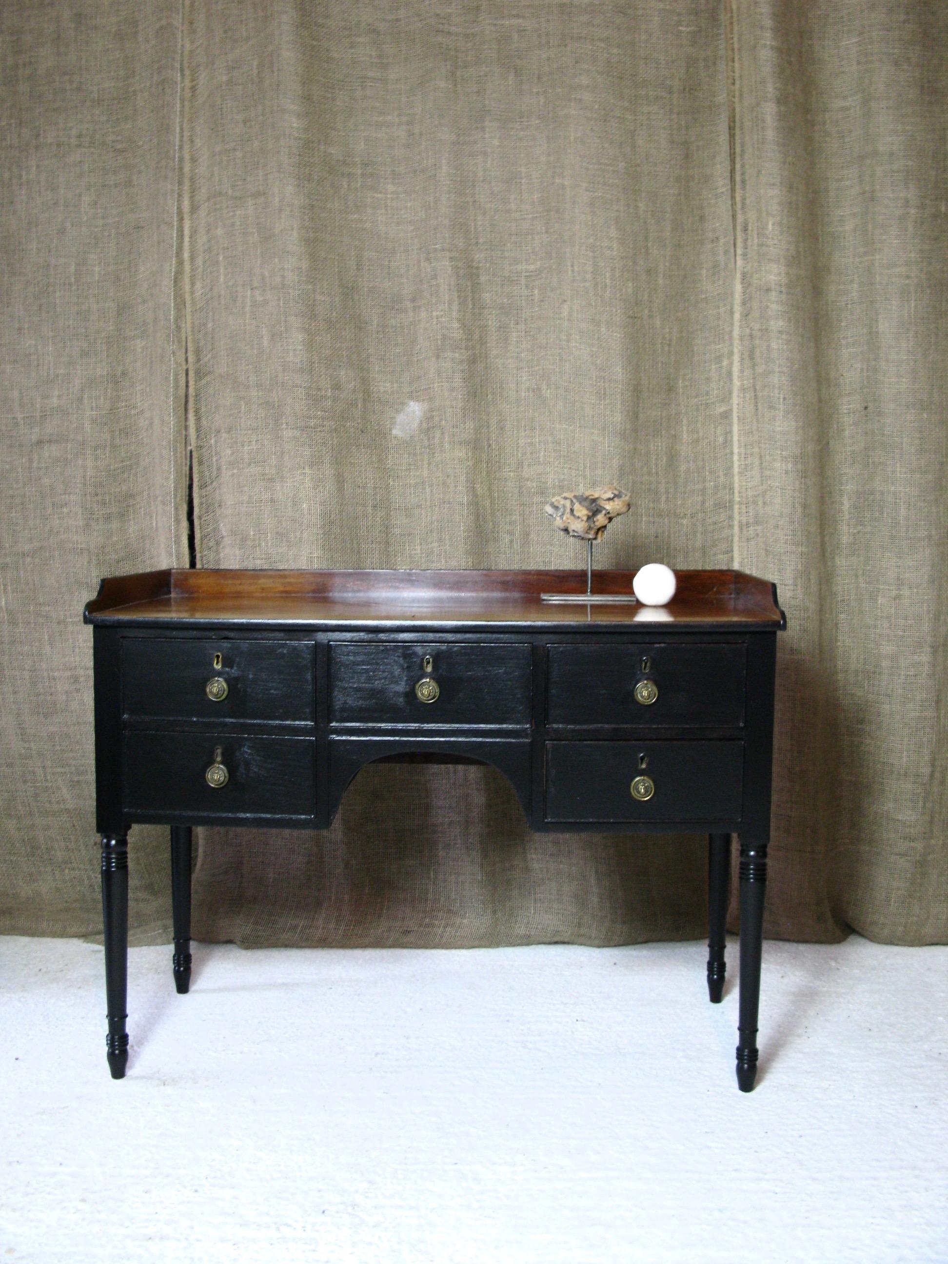 Lovely small black early Victorian bureau writing table with mahogany top.

The drawers have original brass lion handles

This is a very decorative piece what could make a lovely decorative and useful piece to your home

space seating 62 cm



 