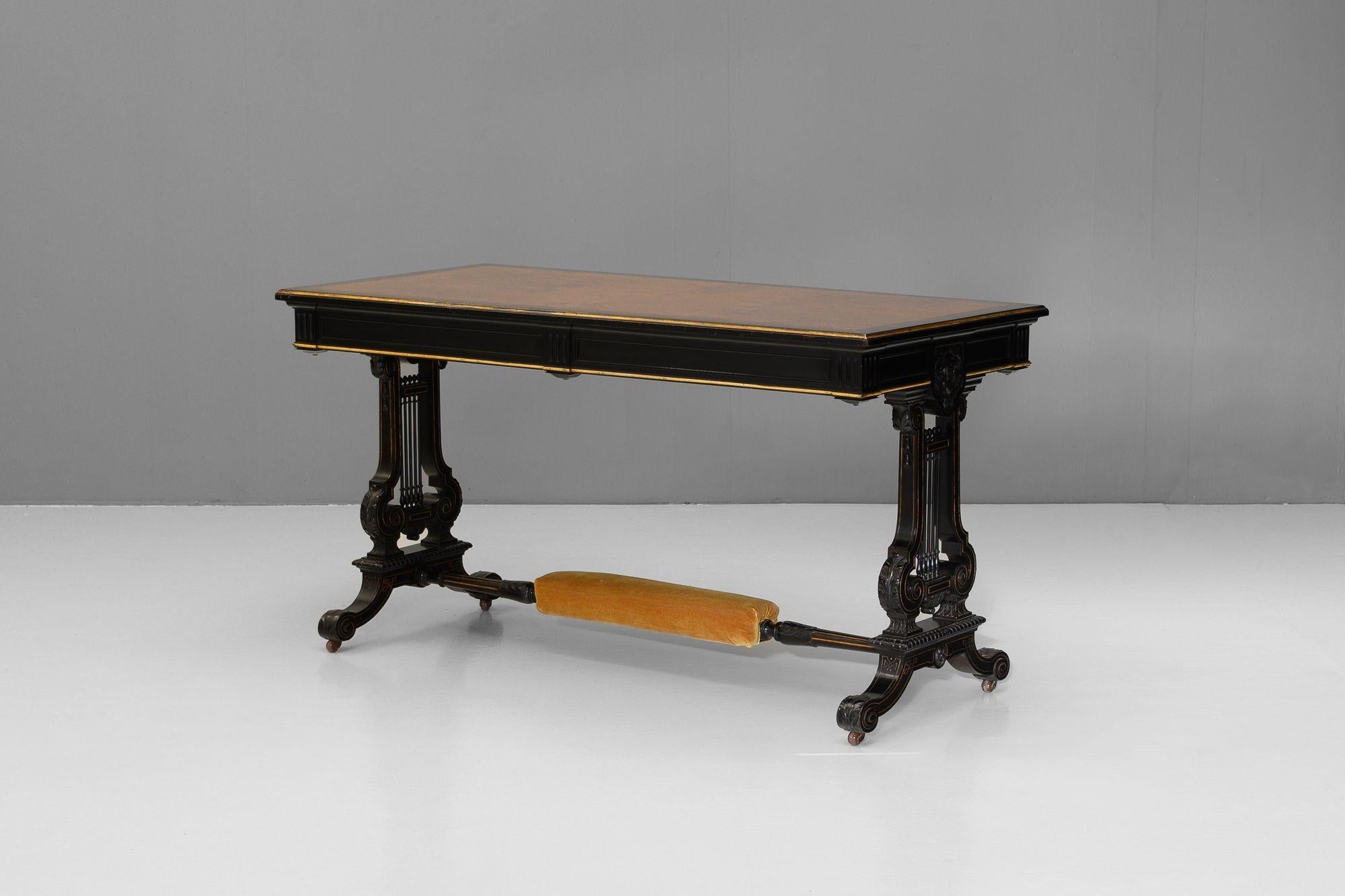 Mesa de escritorio eduardiana ebonizada con tablero de arce ojo de pájaro. Alrededor de 1890.


Alto 75 cm (Alto 62 cm)x Ancho 137 cm x Fondo 66 cm

