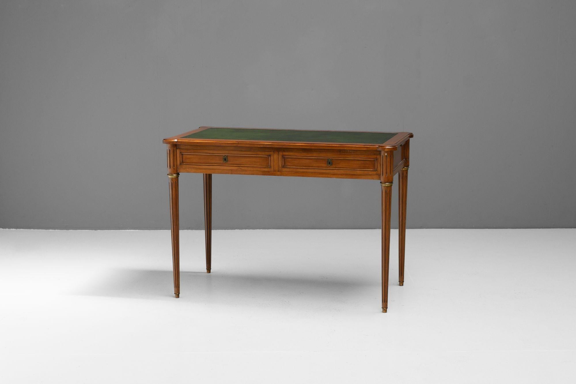 Tavolo da scrittura in ciliegio francese con guide estraibili e piano con inserti in pelle.
Circa 1950.
H. H. 77cm (AH 60cm) x L. 111/179cm x P. 60cm