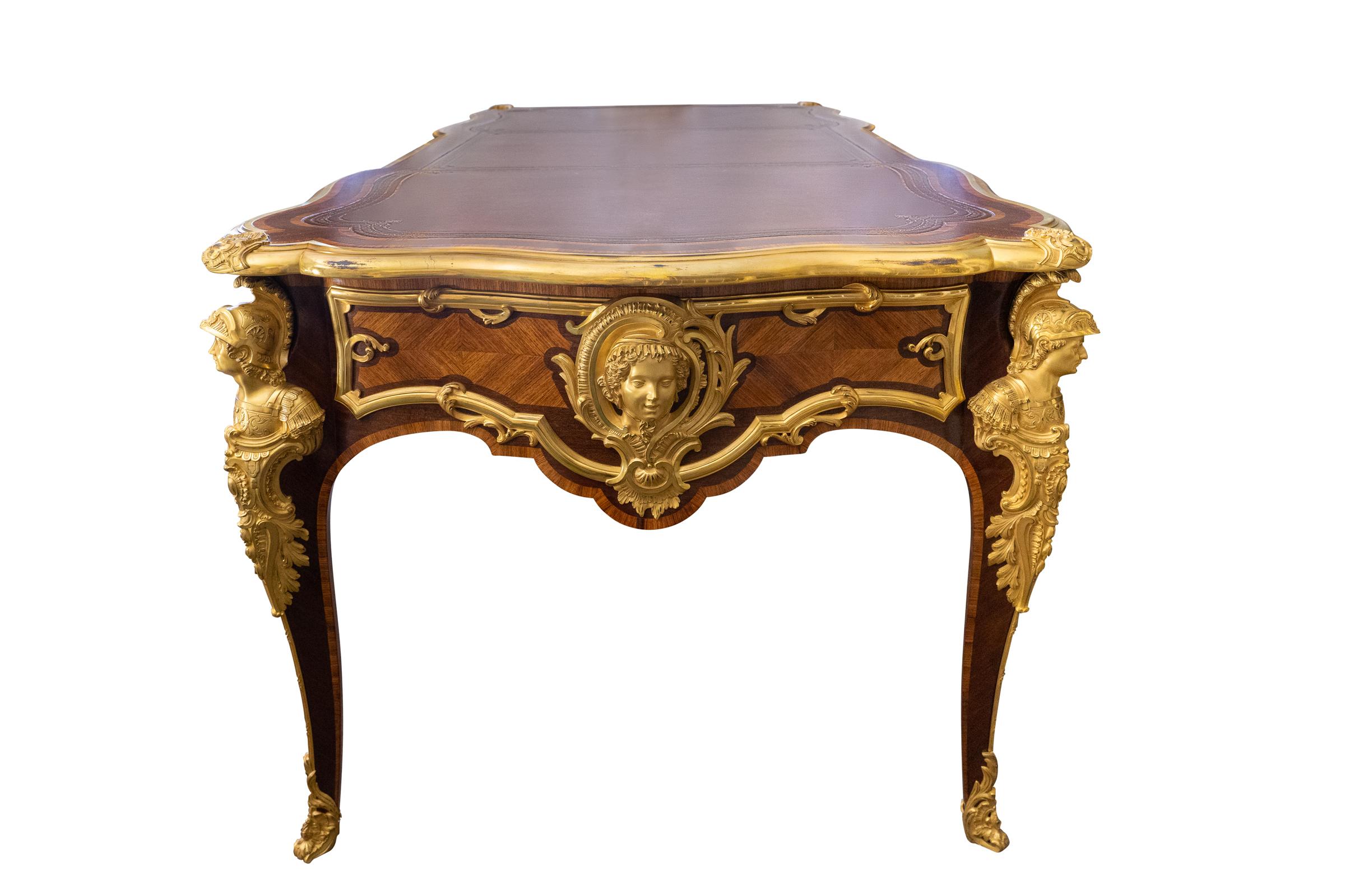 Autre Table à écrire en bois de roi et satiné par Henry Dasson Fin du 19ème siècle en vente