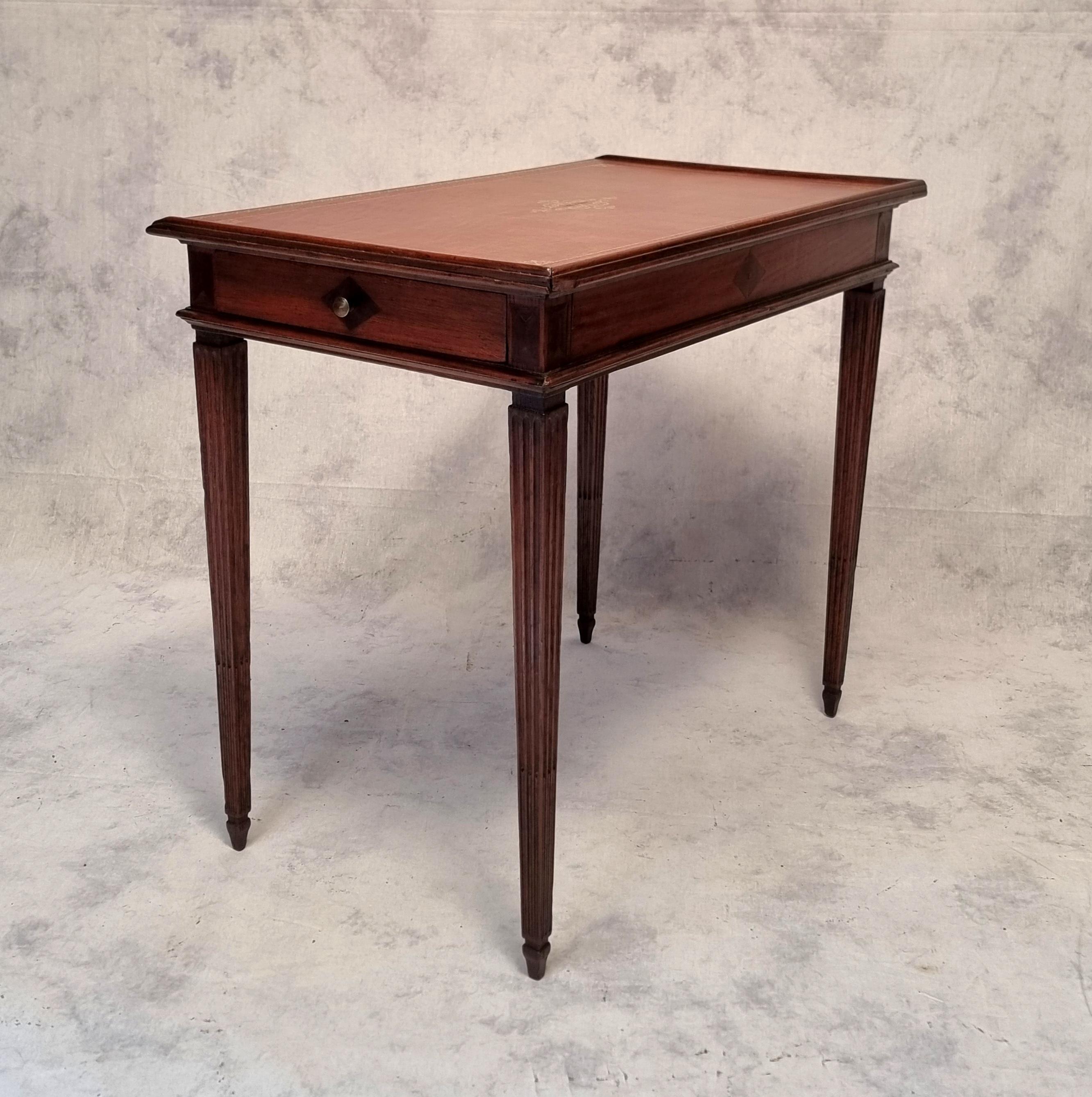 Small side table, writing tabke from the Louis XVI period. Work from the end of the 18th century of good quality in solid oak. The top is sheathed in a new leather enriched with golden ornaments. Opens with a drawer in front. The belt is decorated