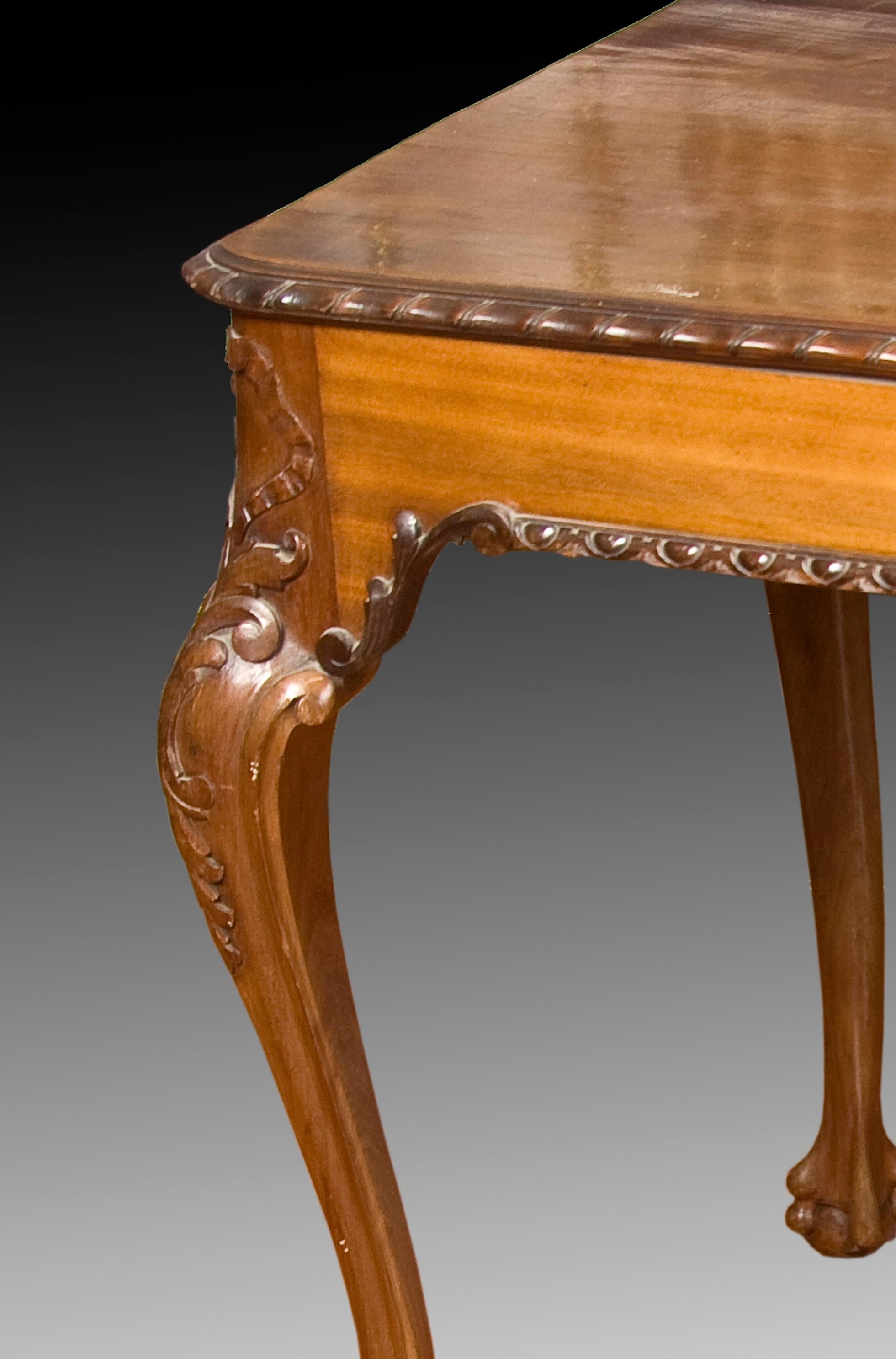 Rectangular board table decorated with a strip of vegetal motifs on the outer edge, waist enhanced with carved bands with oval and vegetable motifs of classicist influence and legs decorated with an elegant cabriolet shape and carved motifs
