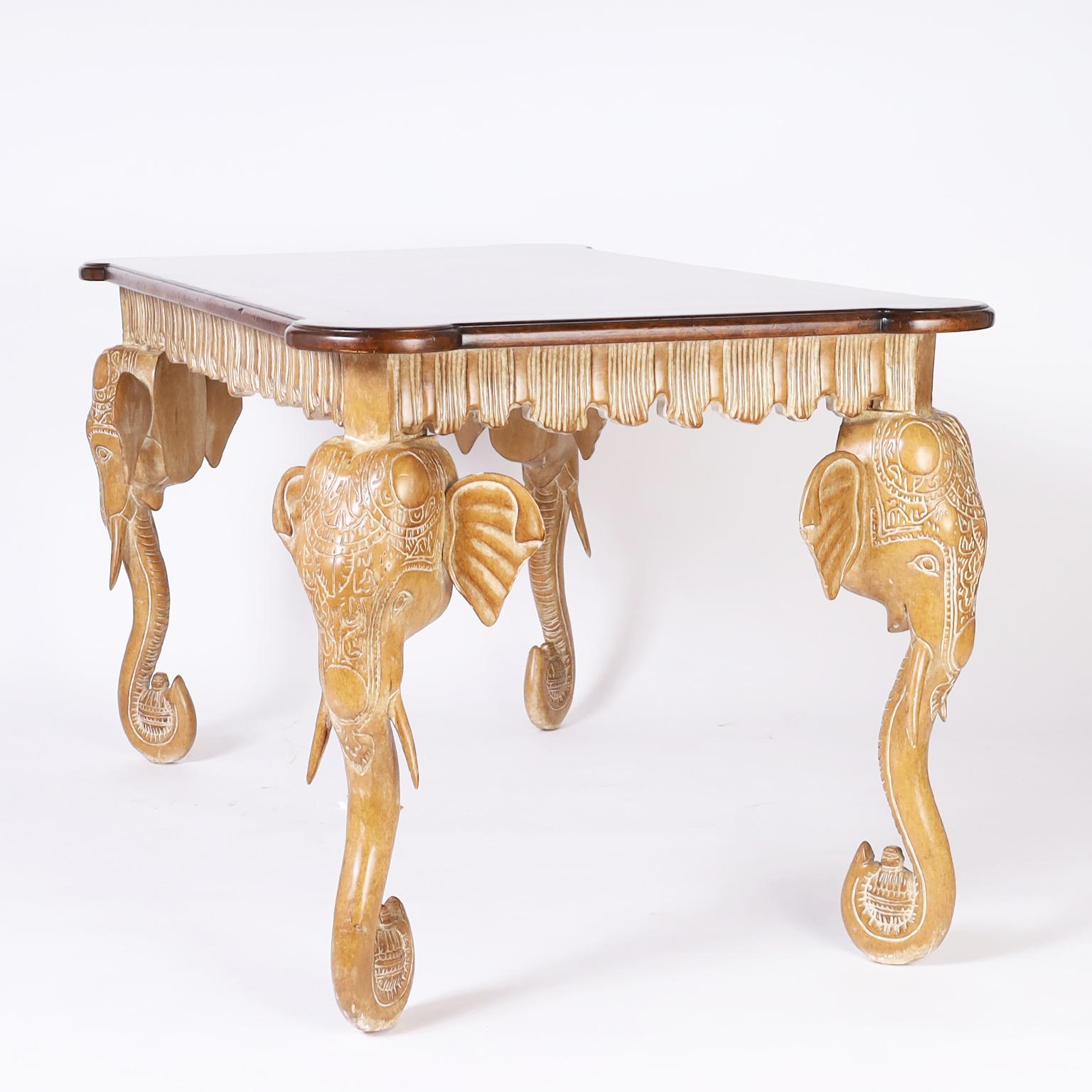 Schreibtisch mit Elefantenkopfbeinen (Anglo-indisch) im Angebot