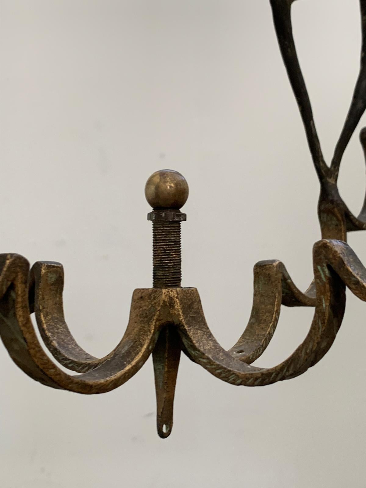 Lanterna in ferro battuto e forgiato con bordi dorati, 1925 in vendita 3