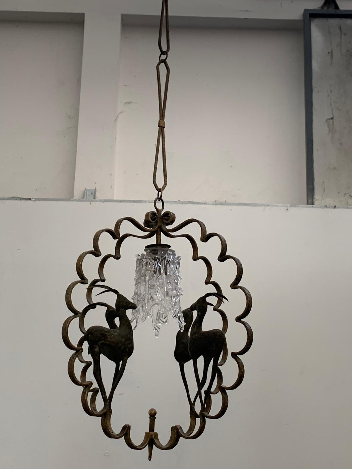 Splendida e introvabile lanterna Art Deco. Ferro battuto e finemente forgiato, il cerchio e la catena presentano un generoso spessore di doratura, il coprilampada probabilmente di Murano. L'artigianato e l'esecuzione e lo stile fanno riferimento al