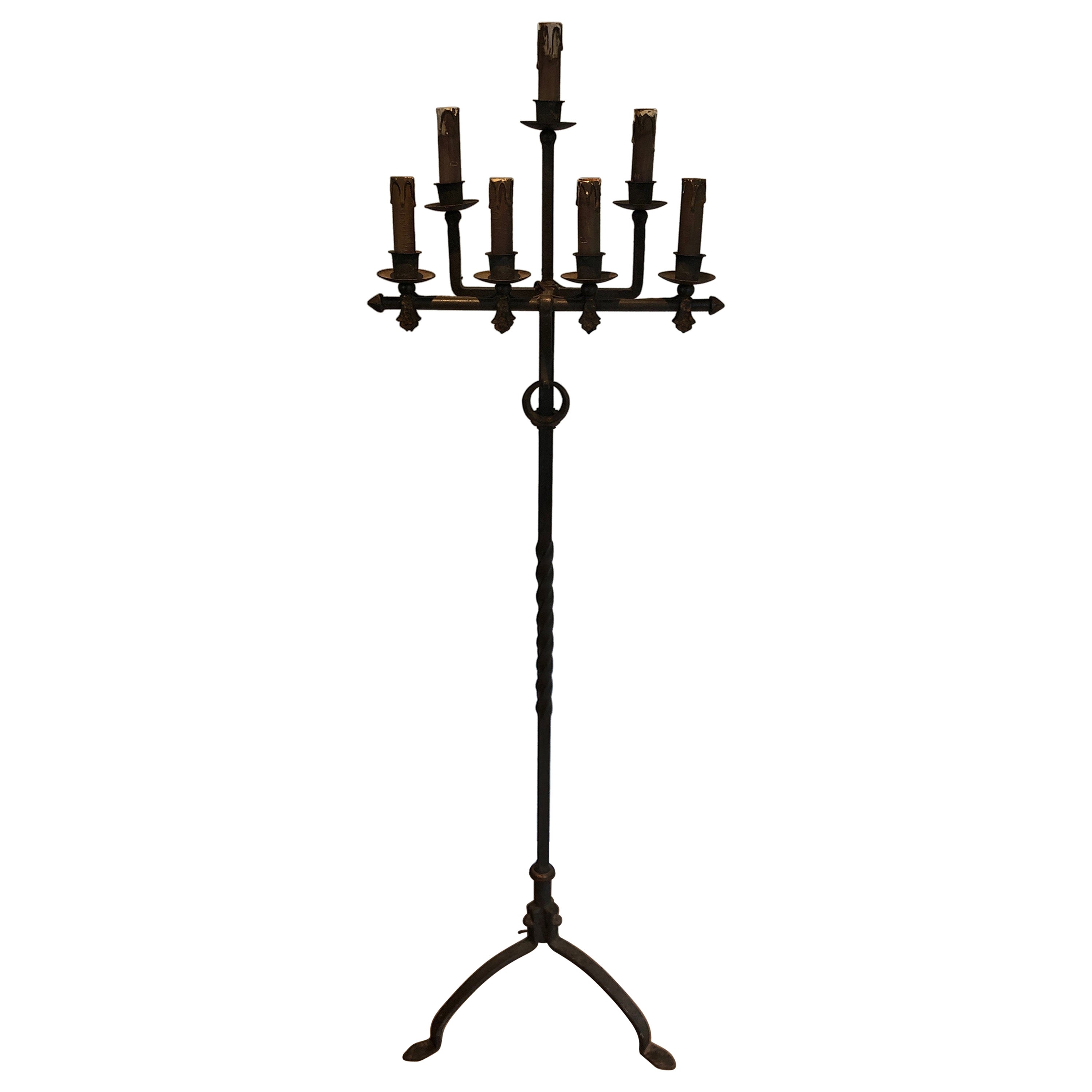 Lampadaire en fer forgé et doré, oeuvre française, vers 1940
