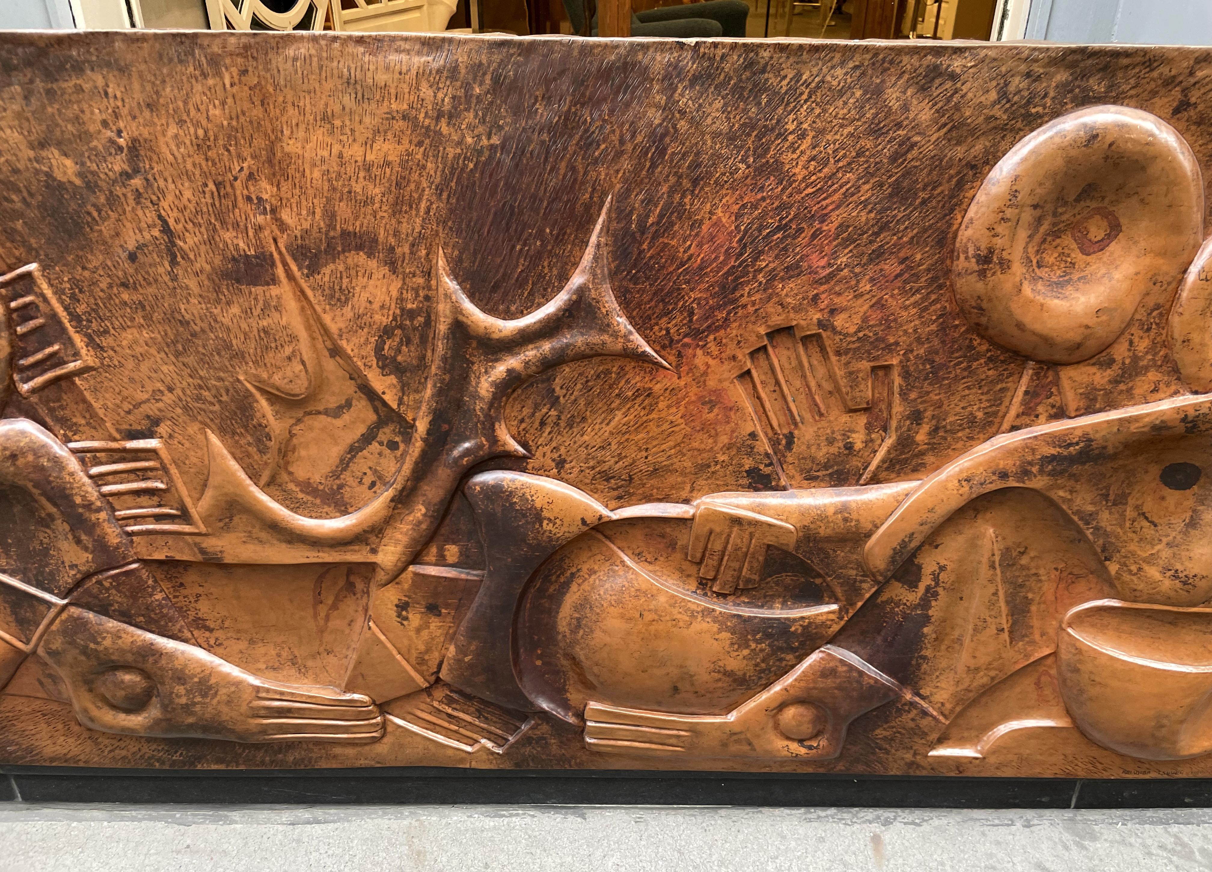 Schmiedeeisernes Kupfer-Neu-Relief, das afrikanische Szenen mit kubistischen Figuren darstellt (Kongolesisch) im Angebot