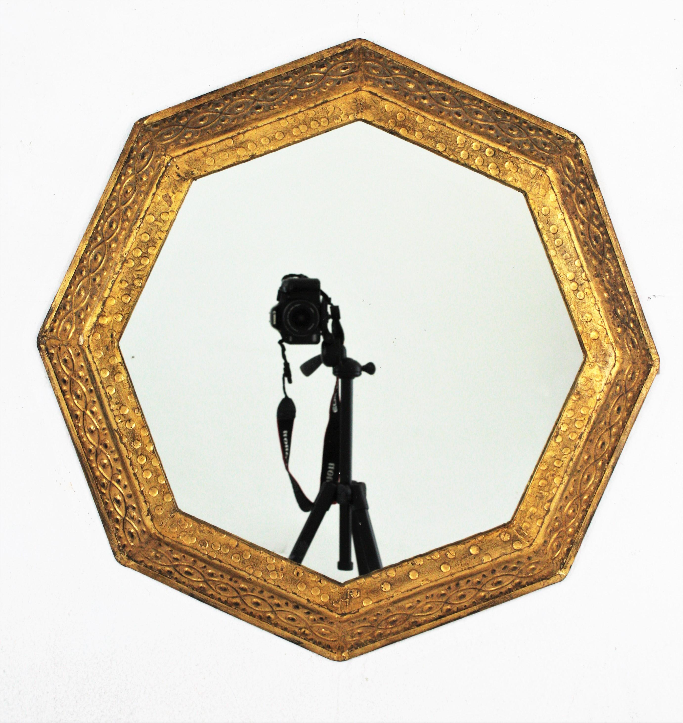 Spanischer achteckiger Spiegel aus vergoldetem Eisen von Ferro Art, 1950er Jahre (Moderne der Mitte des Jahrhunderts) im Angebot