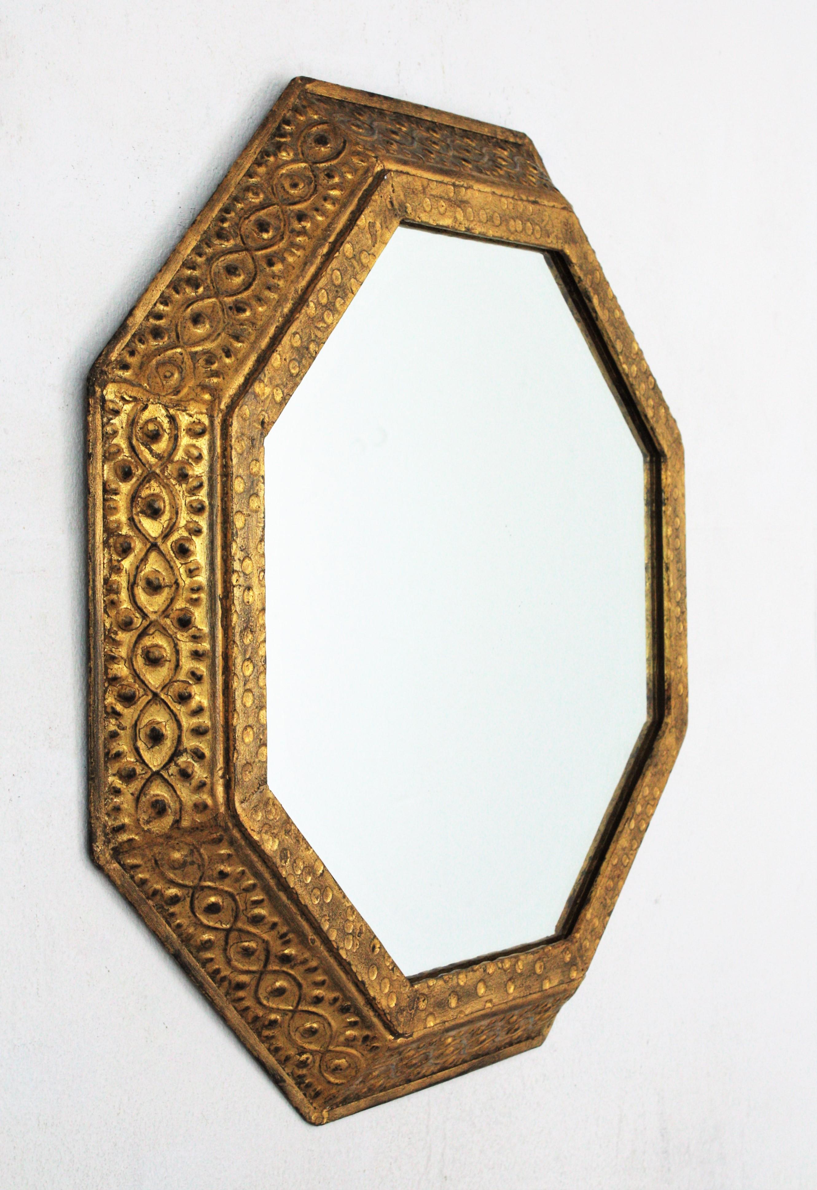 Spanish Octagonal Mirror in Repousse Gilt Iron by Ferro Art, 1950s In Good Condition For Sale In Barcelona, ES